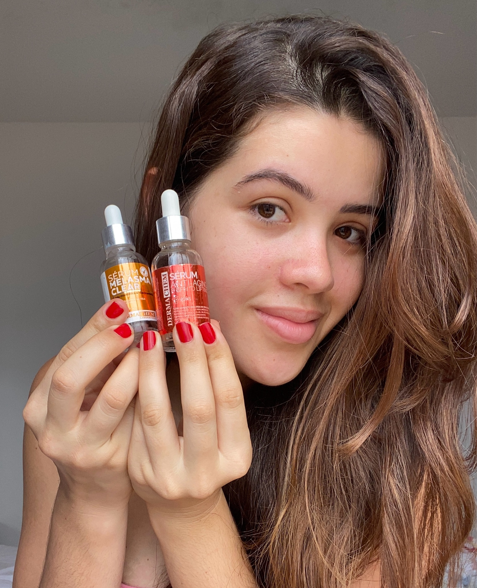 Vamos falar desses produtos maravilhosos que salvaram a minha pele? Eles são os sérum da Dermachem.
O do frasco com o rótulo laranja é indicado para quem tem melasma no rosto. Composto com o ácido Mandélico e Noacinamida ele promete uniformizar o tom da pele com efeito Clareador. Senti resultando com 10 dias de uso! 😍

Já o sérum anti-aging tem o efeito lifting. Eu simplesmente me surpreendi com essa dupla! Além de contar com o preço super em conta!! 

#LTKbrasil