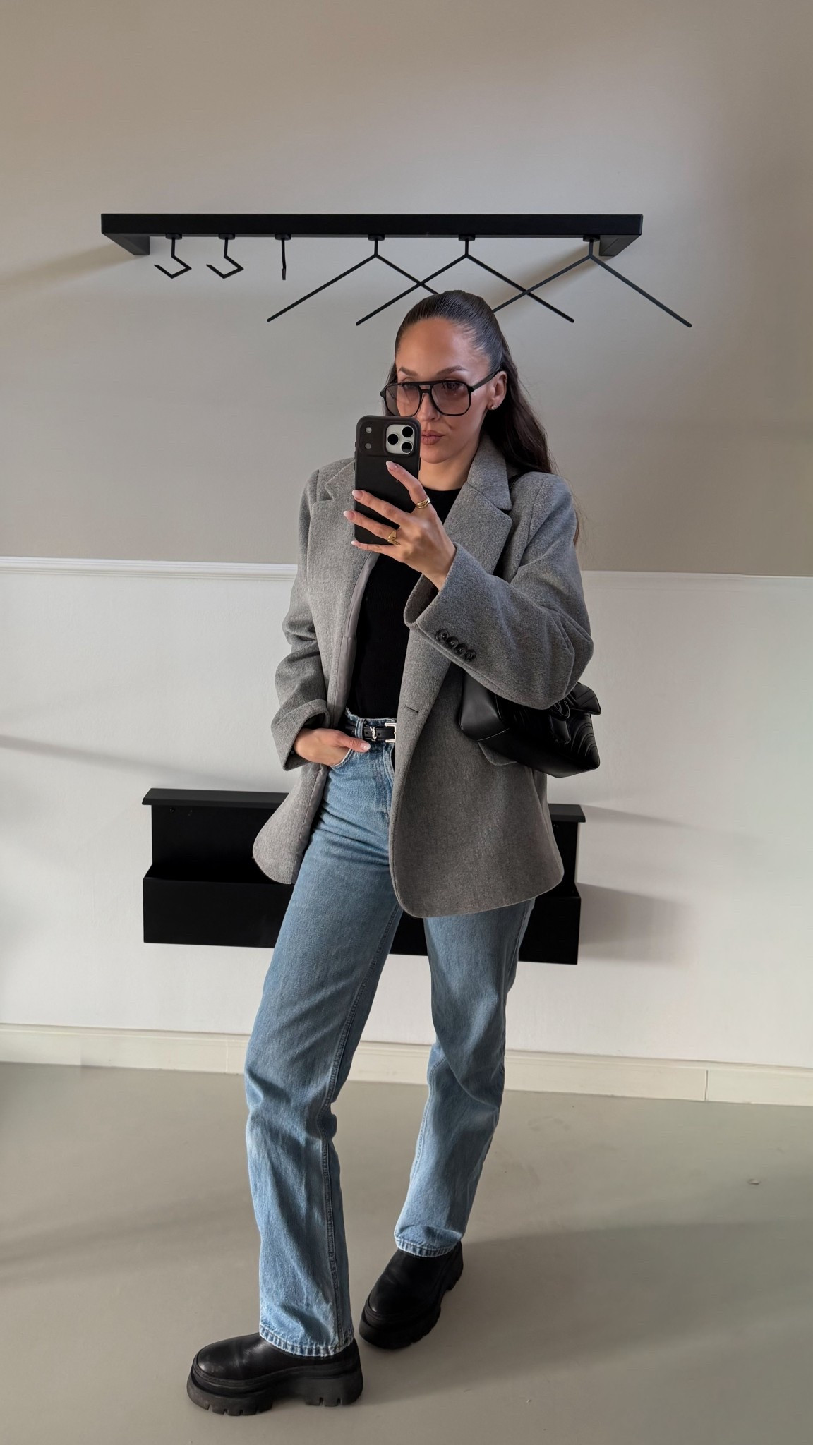 Klassischer grauer Blazer, schwarzes Shirt, Denim und schwarze Boots – ein Look für jeden Tag.

#LTKFashionMonth #LTKjeans #LTKstyletip
