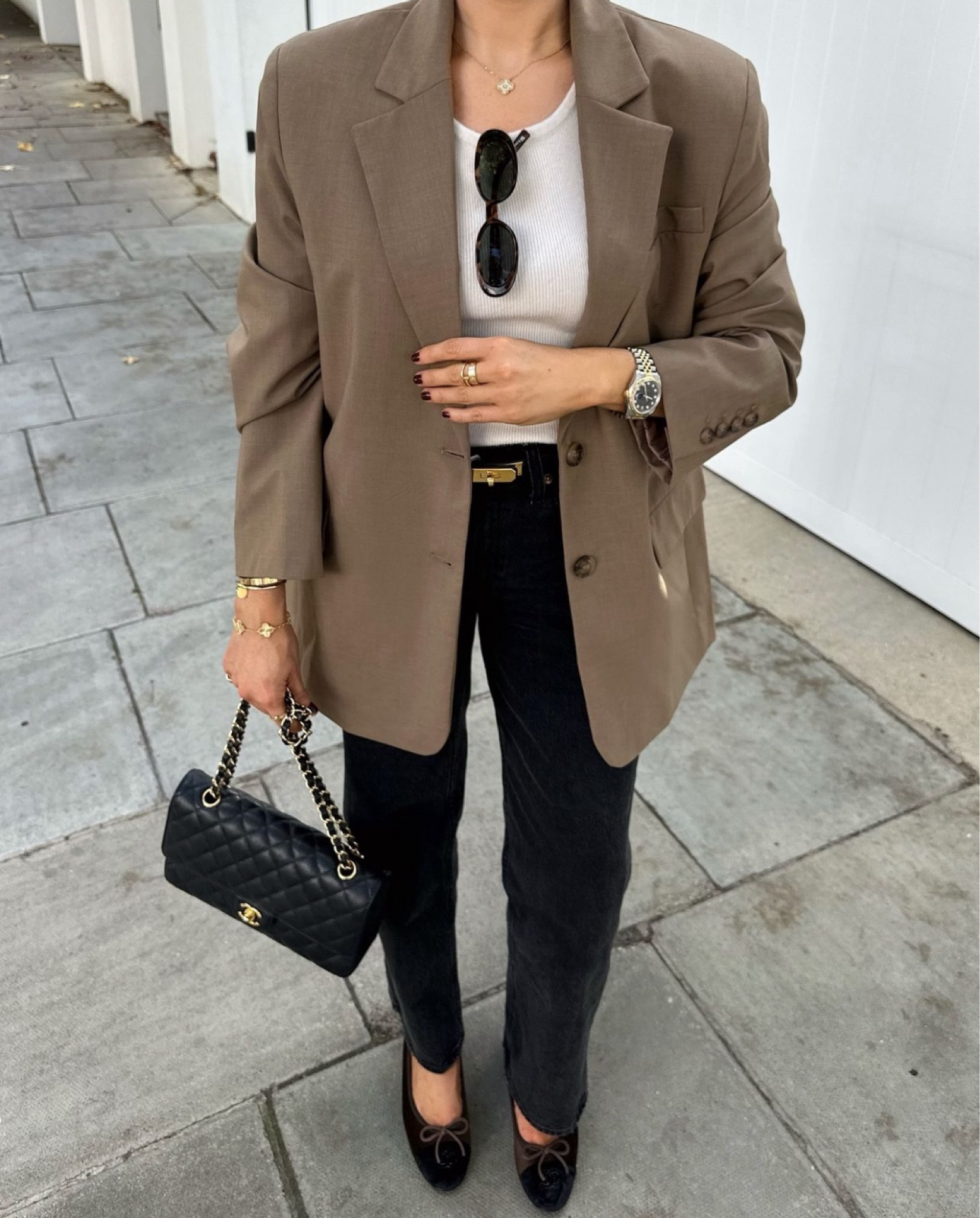 It’s officially blazer season and I’m here for it with this Mango khaki blazer 🍂 preppy, smart casual workwear autumn outfit with black jeans and accessories 