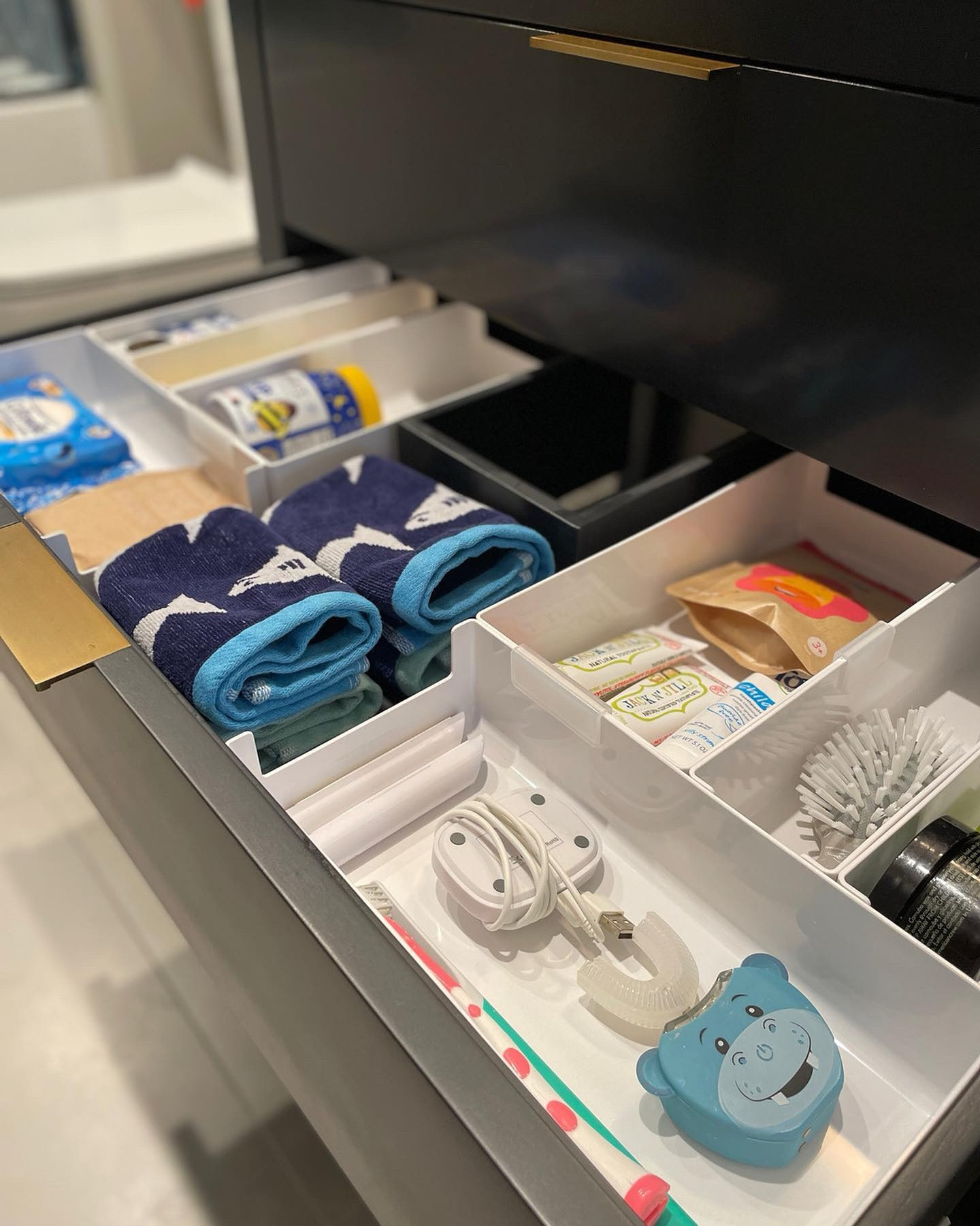 Don't leave your kids out of the organizing fun. (Yes, we said F U N ). 
⠀⠀⠀⠀⠀⠀⠀⠀⠀
Spending a little time creating systems while kiddos are still young is a great way to teach them how to care for their things, where to find their prized possessions, and how to help clean up. 
⠀⠀⠀⠀⠀⠀⠀⠀⠀
And boy, will it make them great roommates someday.