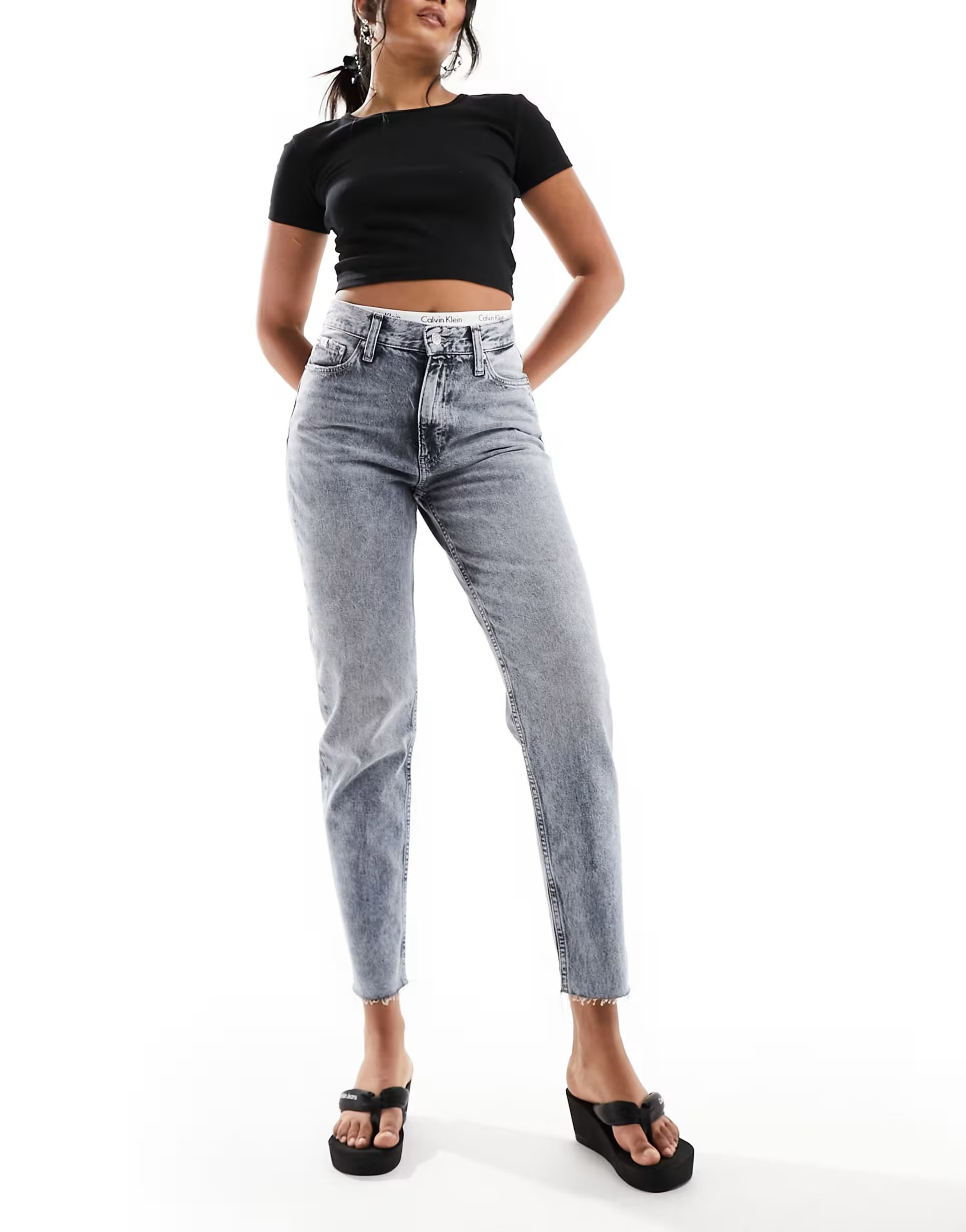 Calvin Klein Jeans – Mom-Jeans in Grau | ASOS (Global)