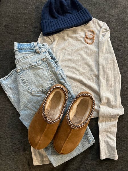 Neutral winter outfit, grey long sleeve, blue jeans, ugg slippers, beanie, gold accessories


#LTKstyletip