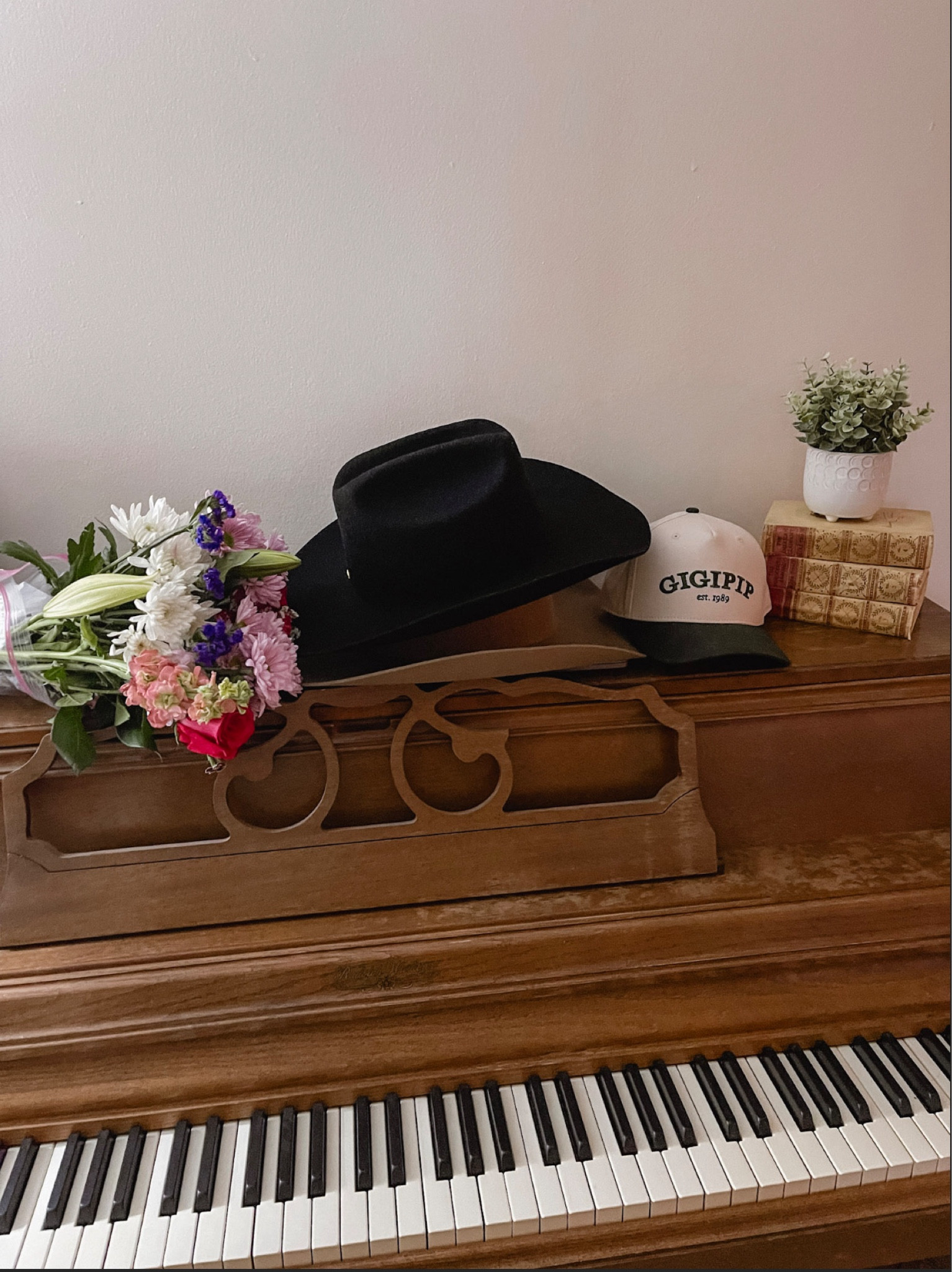 my kind of decorations 🤠
cowboy hats and flowers—a fan favorite🫶🏻

#LTKMidsize #LTKStyleTip #LTKU