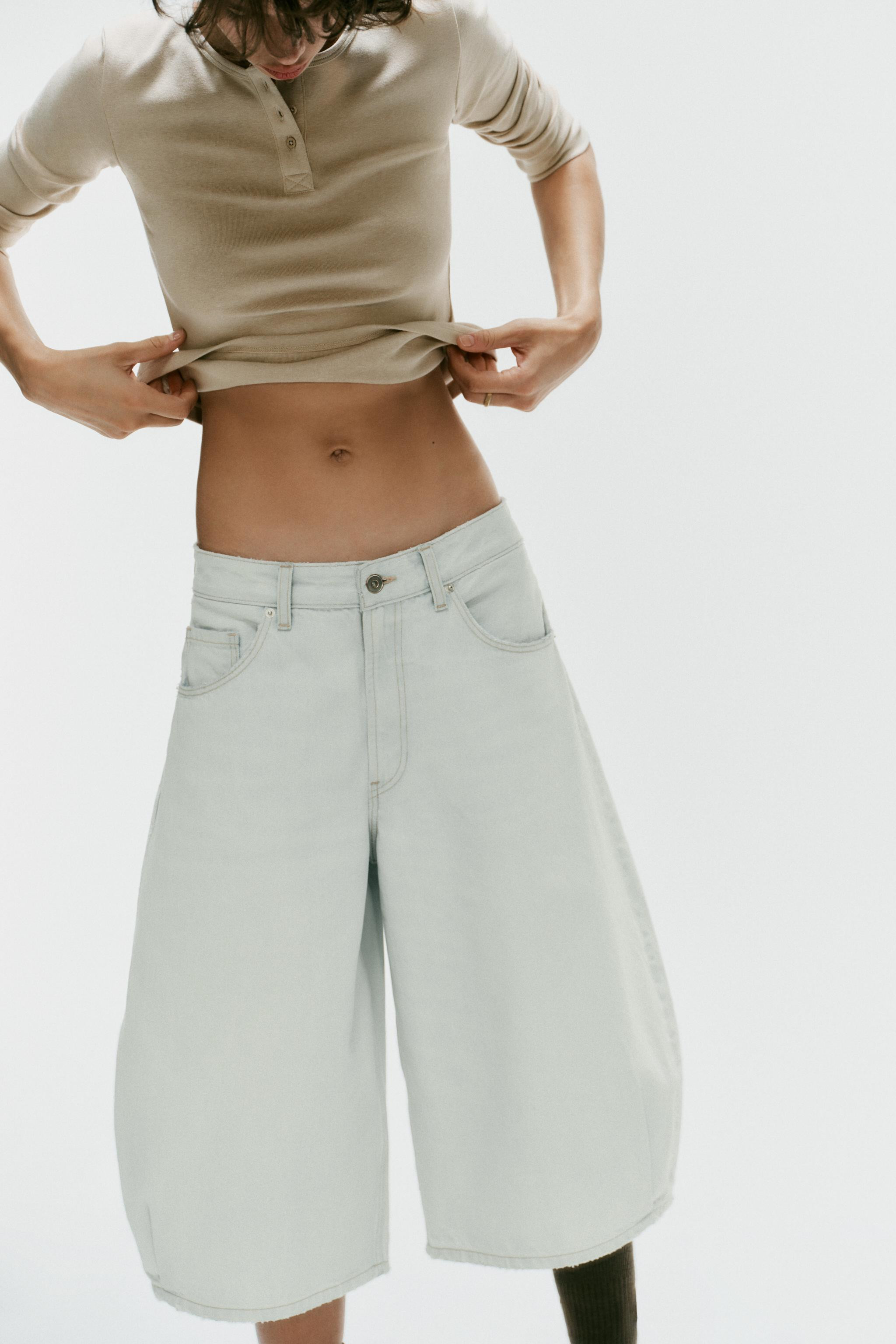Model height: 176 cmMID-WAIST - BALLOONMid-waist denim jorts with a five-pocket design. Front zip... | Zara UK