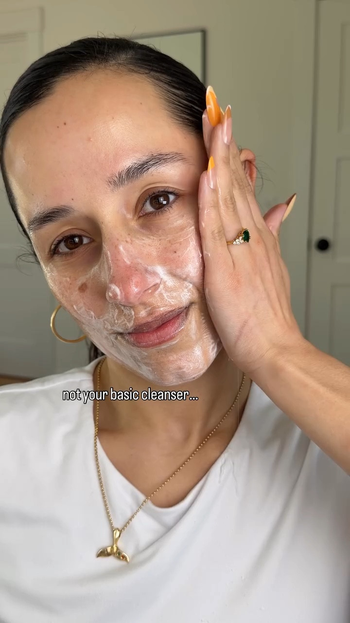 This stretchy jelly cleanser absorbs sebum like magnet! Watch it cling to every pore for that dewy transparent glow! ✨ 

@umbraphil 

#umbraphil #porecleansing #deepcleanse #bubblemask #koreanskincare