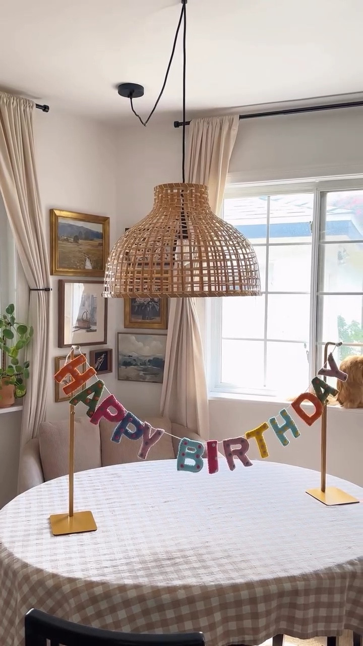 A purse stand turned banner stand! Immediately adding this to my birthday must-haves! Comment STAND for 🔗
