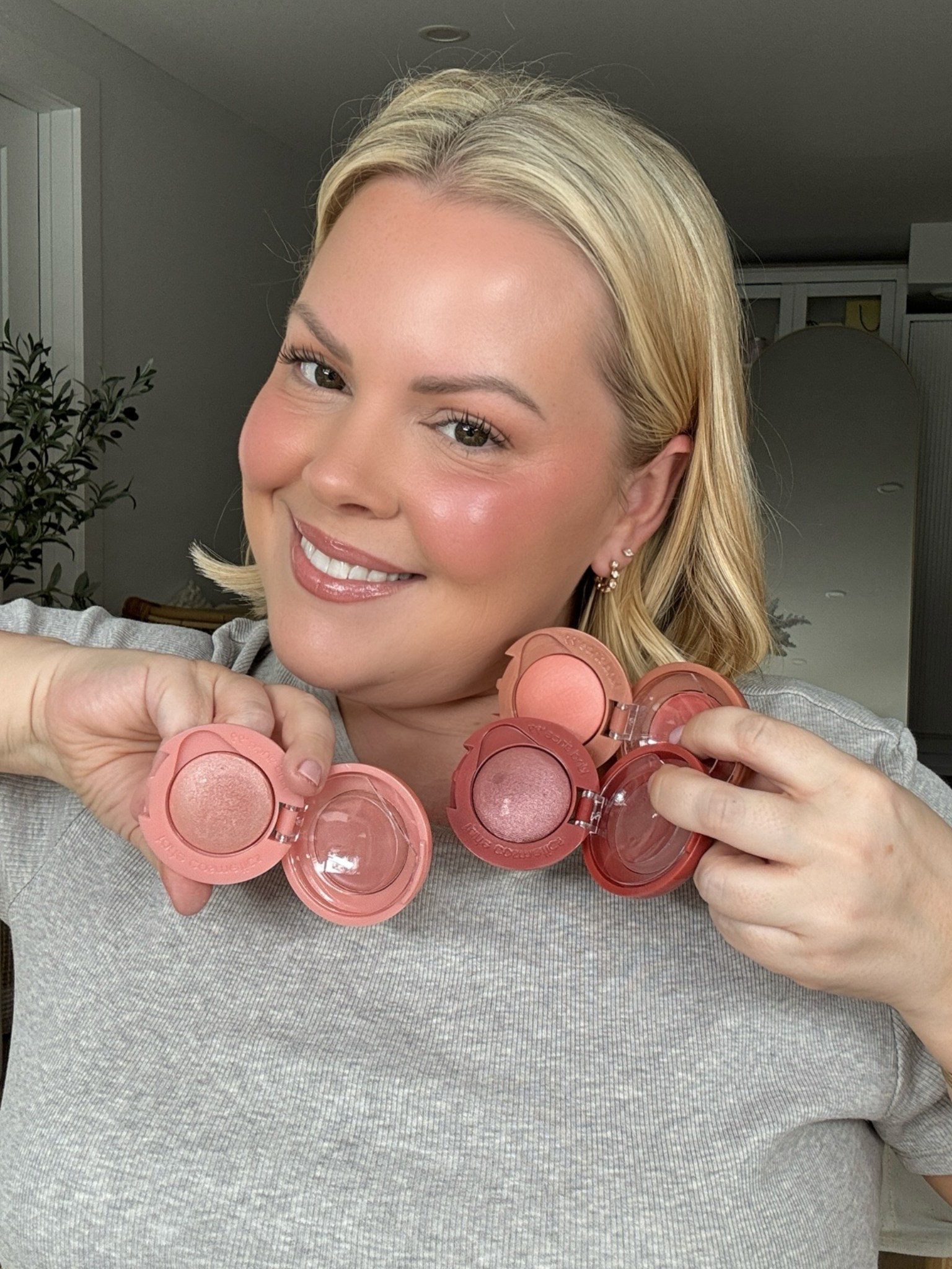 The new @Tarte holiday sets are a girls dream gift! Using the blush and glow set
#tartepartner #tarte