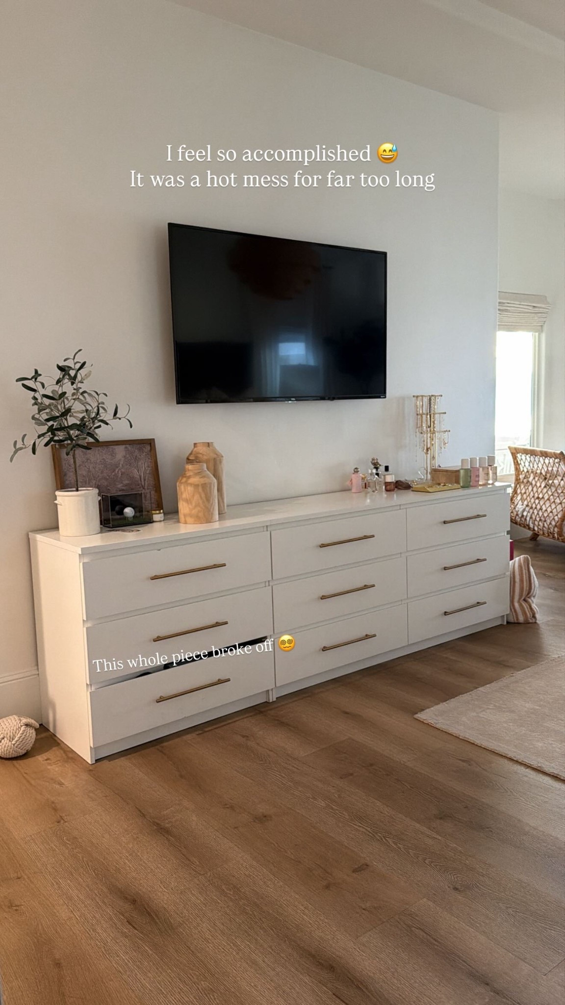 This whole piece broke off 😵‍💫 I feel so accomplished 😅
It was a hot mess for far too long