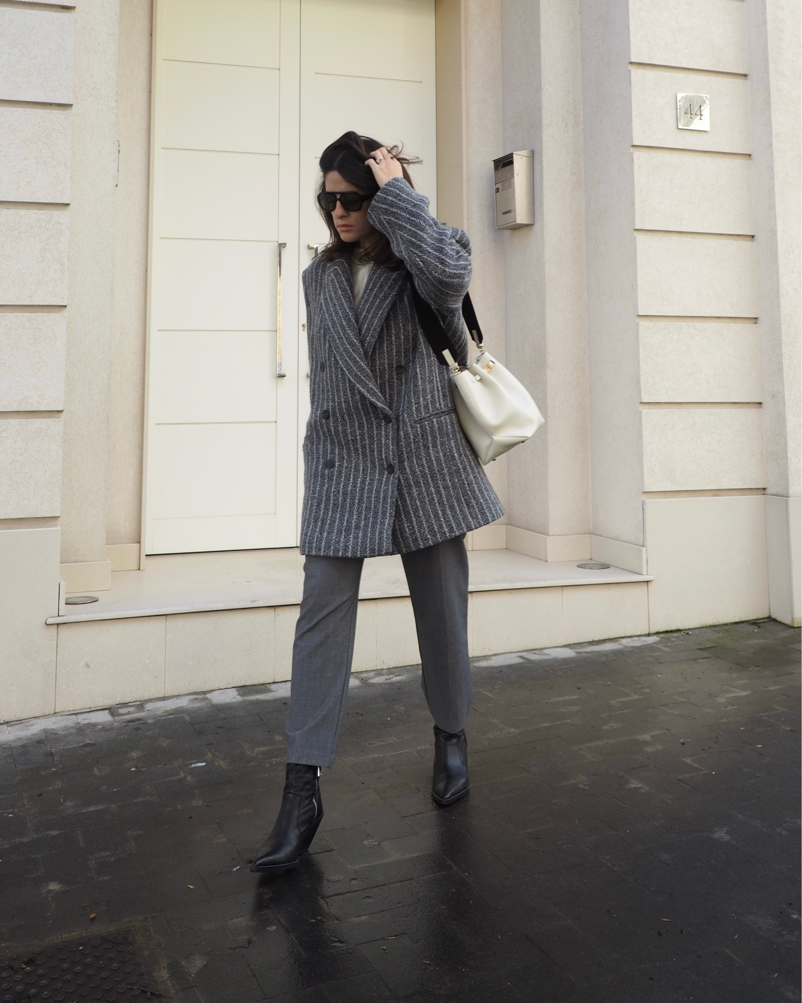 Maxi blazer coat from H&M 🤍 Demellier London bag 

#LTKeurope #LTKstyletip #LTKSeasonal