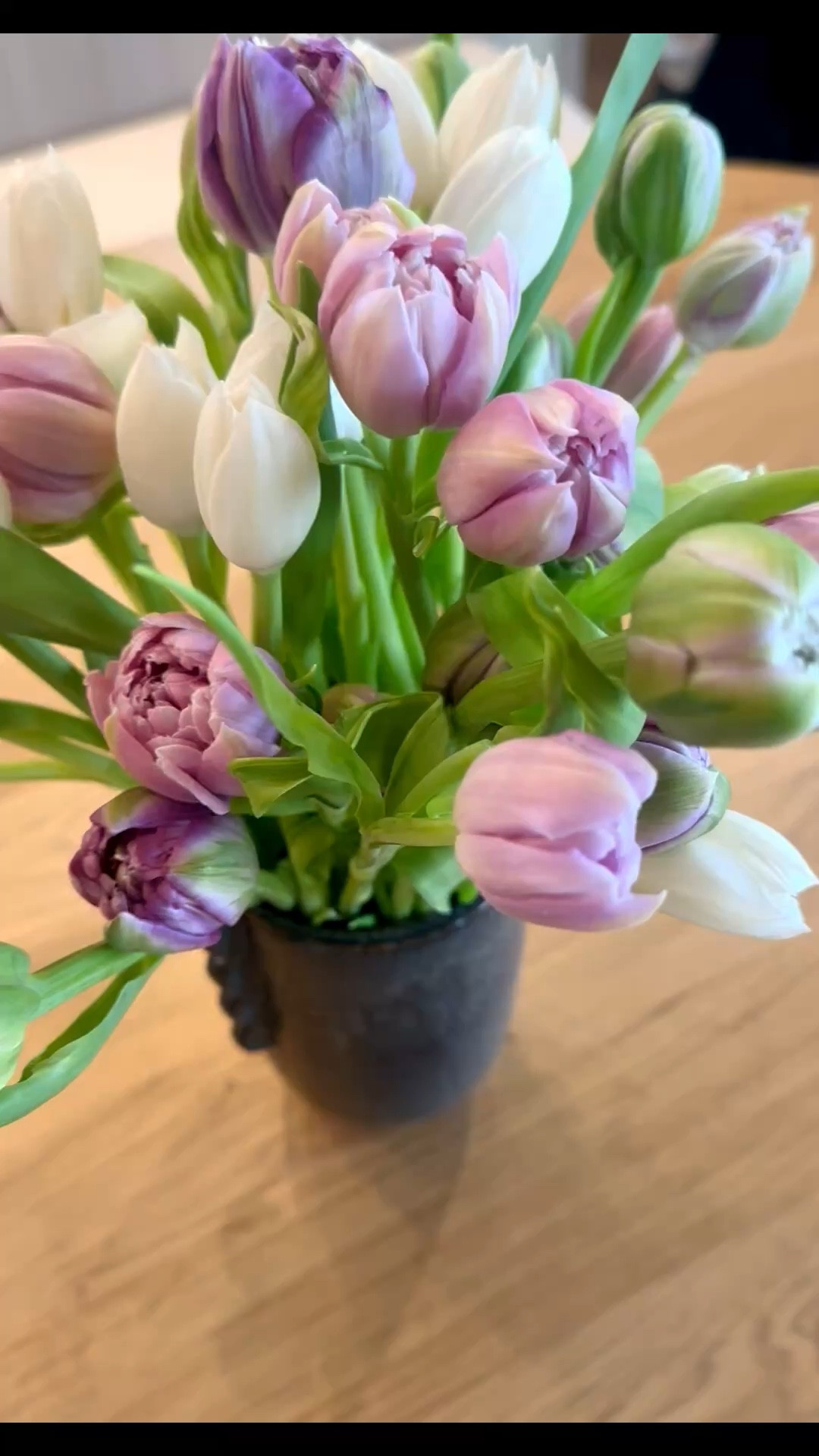 Spring floral moment — soft, sculptural, and just enough glow to make the whole table feel special. Candlelight brings in that quiet little evening romance, layering warmth over the fresh spring florals.

#FloralDecor #SpringDecor #Candlelight #CandleHolder #TableStyling #SpringTable #HomeDecor #InteriorStyling #DecorDetails

#LTKHome #LTKMothersDay #LTKFestival