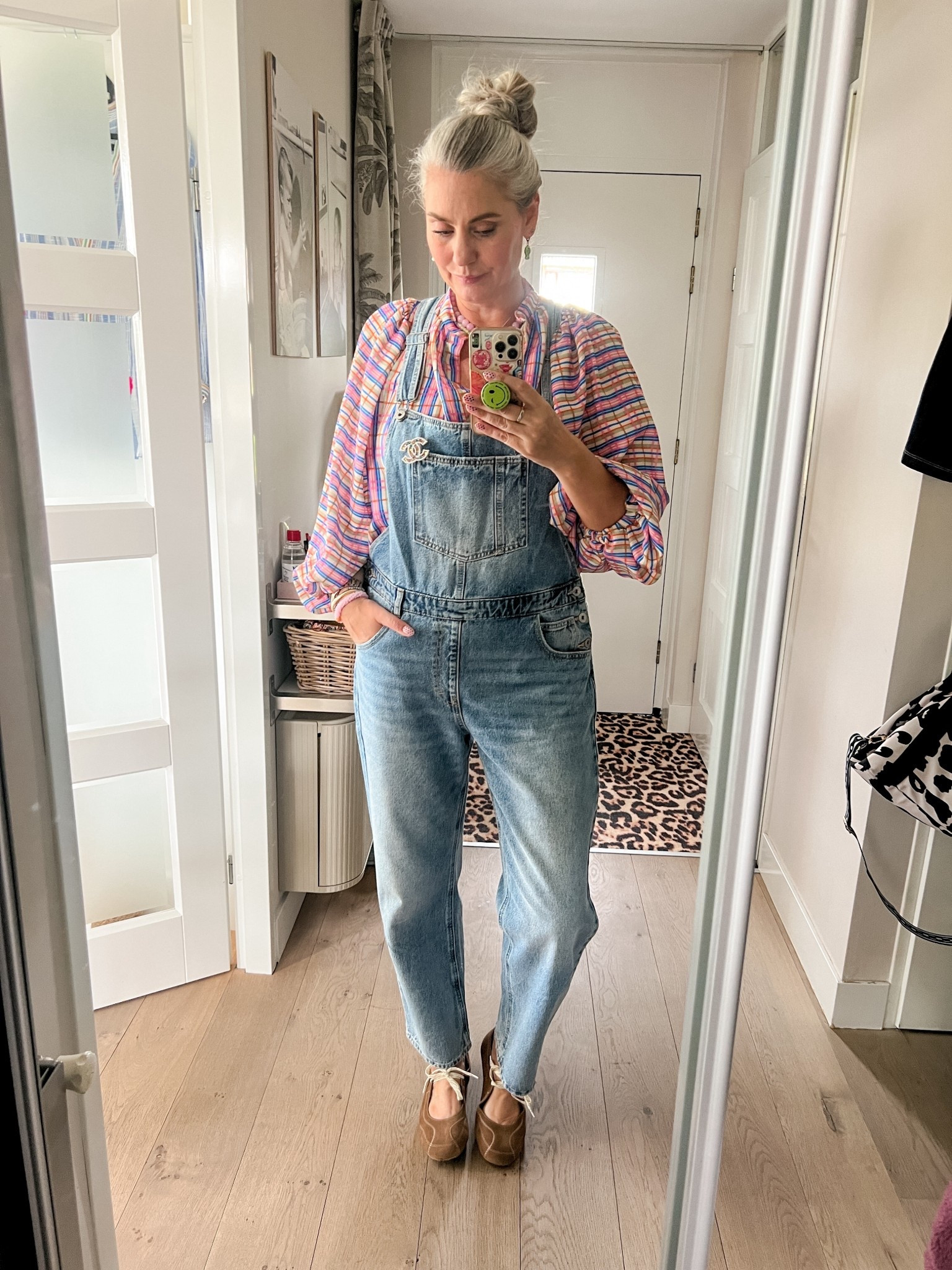 OOTD - Zaterdag. Denim tuinbroek (xl), geruit blouseje met ballonmouwen (van winkeltje in Knokke), suède sneakerina’s, kettingen van glaskralen. 

#LTKmidsize #LTKeurope #LTKnederlands