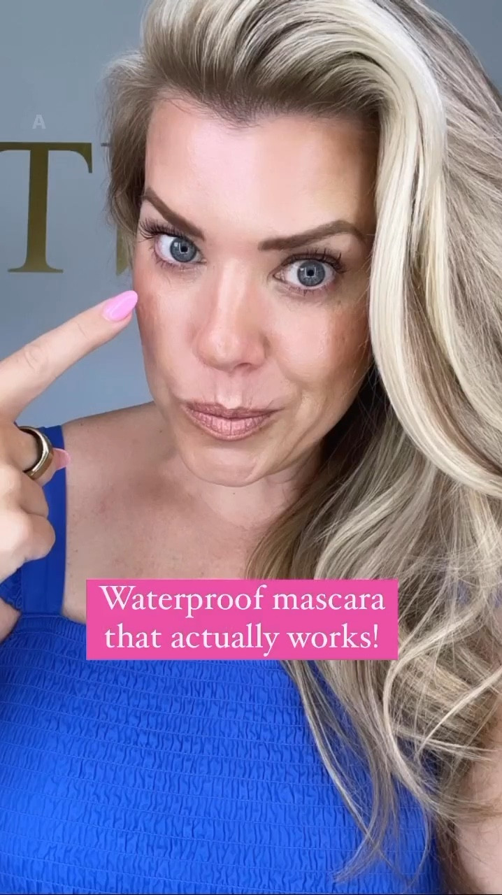 Who's been searching for a good waterproof mascara?

Do you have a favorite? If so, let me know which one.

This one by @twofacedcoametics is GOLD!!

Works better than l've used in the past!

Make sure you share with your besties that are also searching for the perfect waterproof mascara!