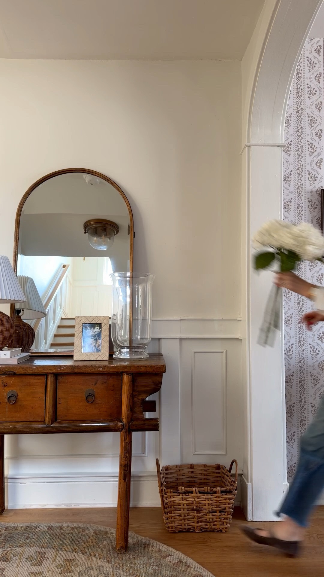 This is as seasonal as it gets around here. You really don’t need to overthink and switch things up as much as the weather does! As soon as Spring hits, I swap my entry steps until the Fall. It’s a subtle nod of something fresh, done and done 🤙🏼  Comment STEM for these @amazon gems + my other go-to to choose from! 