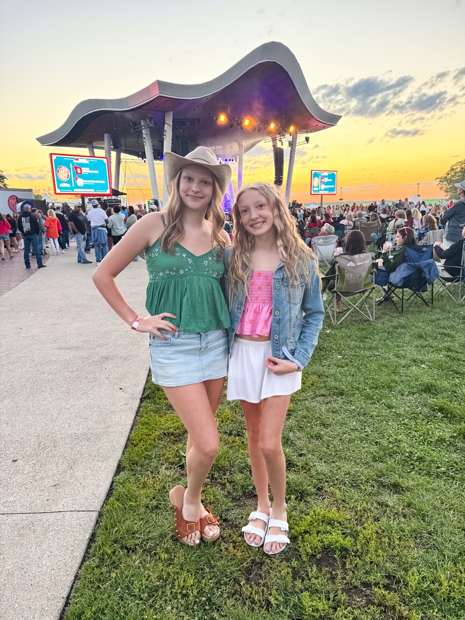 Charlie’s first country concert! Her look is almost exclusively @ae 🩷

#LTKootd #LTKdayinmylife #LTKgrwm