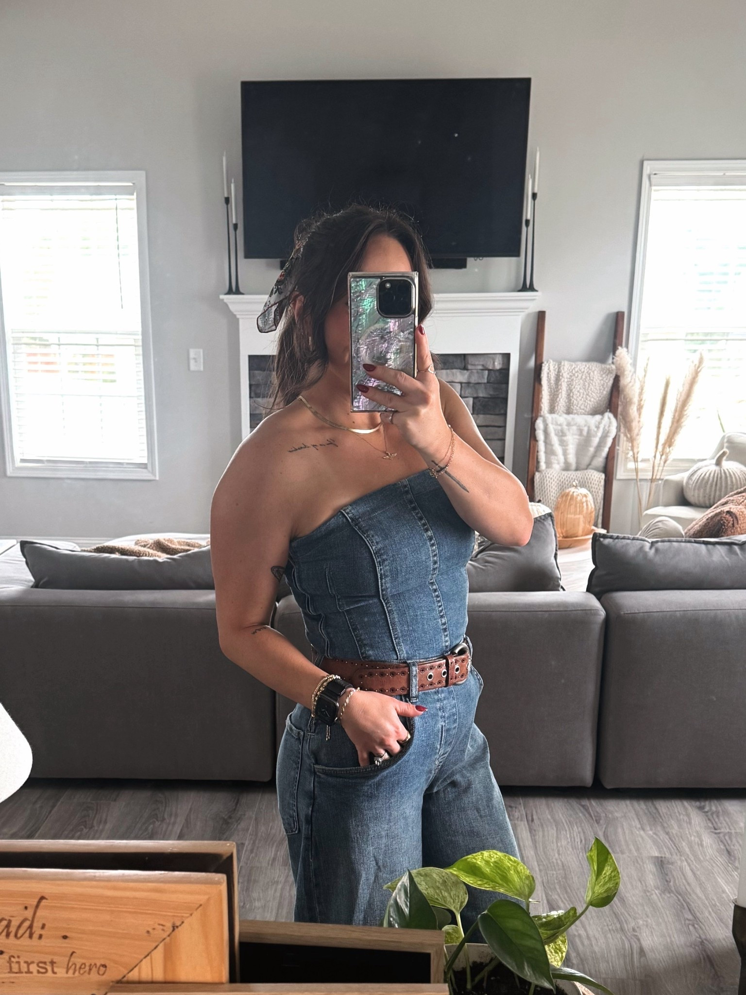 I’m 5’0 and 125lbs and I’m wearing an XS. this jumpsuit has some good stretch so if you are between sizes I would size down. 