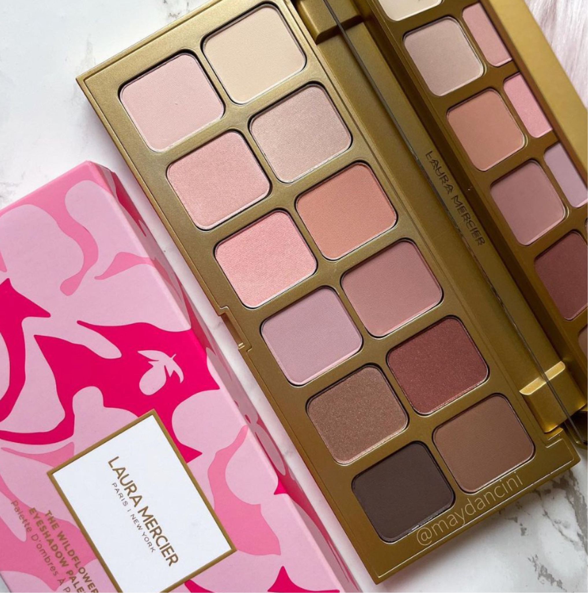 Paleta The Wildflower de Laura
Mercier
Em plena véspera de carnaval venho com essa resenha, porque apesar de queremos ter todas as cores do arco íris, as paletas neutras ganham nosso coração, né não?
A paleta The Wildflower é uma edição limitada de
Laura Mercier! A embalagem foi desenhada pela artista Marleigh Culver, que se inspirou no Lírio
Asiático e na Flor de Damasco Japonês.
A paleta vem com 12 tons de sombra em subtons neutros-frios e que podem ser multi-funcionais, já que além de serem usadas nos olhos podem compor o look como blush, iluminador e até contorno, dependendo do tom de pele!
São 7 sombras matte com pigmentação alta porém construível. São extremamente finas e macias, que dão um acabamento muito uniforme e esfumam facilmente sem manchar. Gosto que temos tons iluminadores, de transição e também mais profundos para dar aquela intensificada nos traços e marcar o olhar!
As demais 5 sombras tem acabamento acetinado, com um brilho discreto e textura super fina! A segunda da primeira fileira me lembra o brilho do iluminador Rose Glow (tem post mais antigo dele no feed) e que foi sucesso absoluto!
Ou seja, esse tom dá um efeito lindo para a pele também! Fino e espelhado na medida!

#LTKbrasil