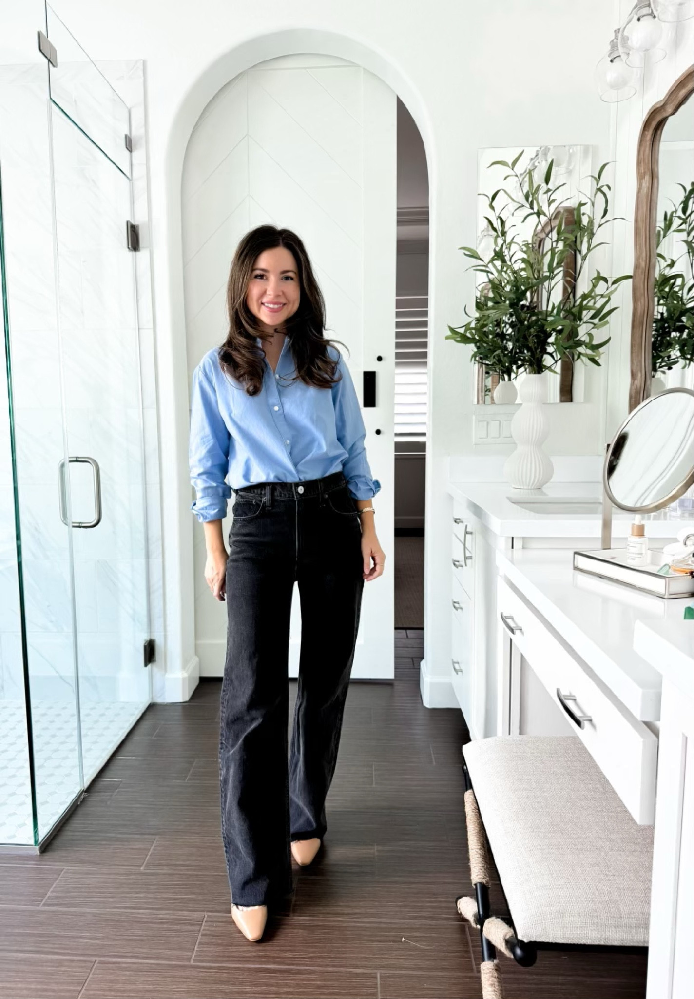 Chic style. Mom outfit. Workwear. Casual outfit. Office outfit. Black denim. Button down shirt. Fall fashion  

#LTKSeasonal #LTKWorkwear #LTKStyleTip