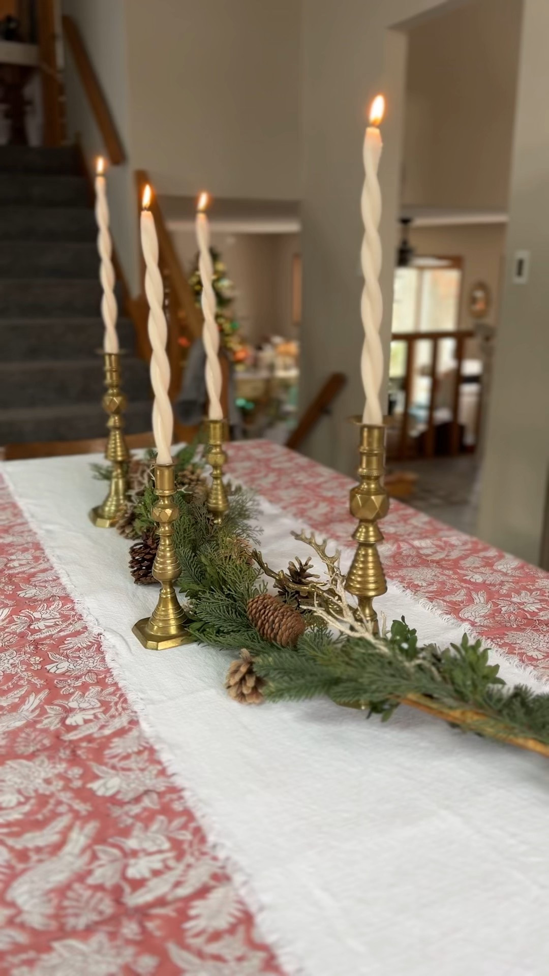 A layered Christmas tablescape ✨