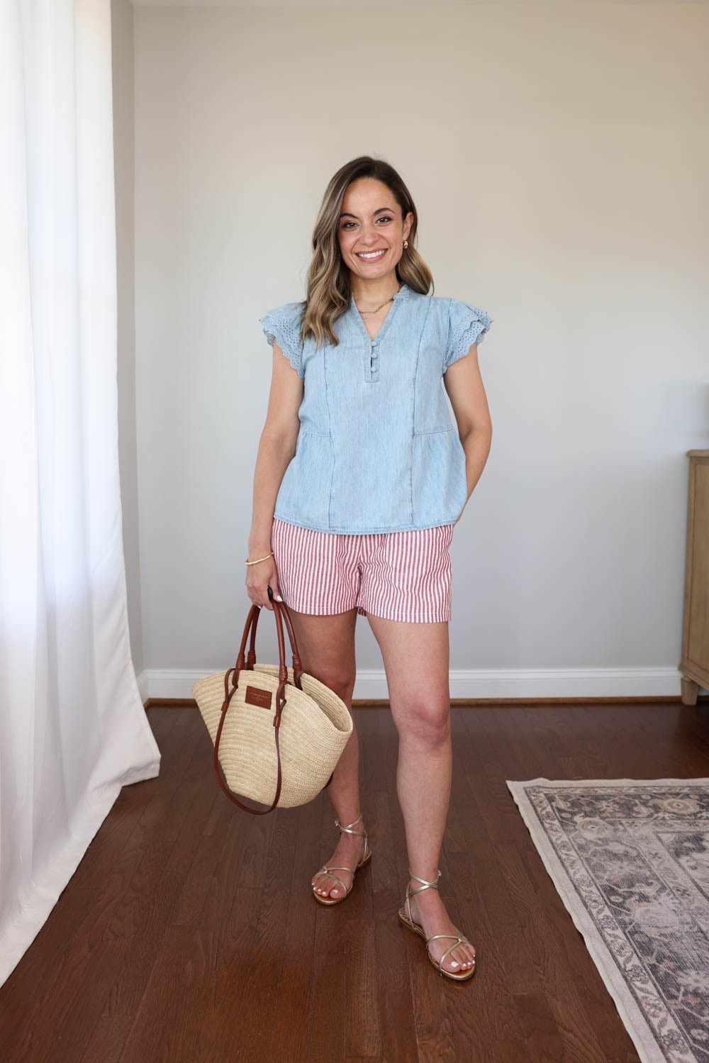 Summer tops that you don’t need to wear tucked in (some with sleeves too)! 

Top (Nordstrom): xxs 
Shorts (Amazon): xs 
Sandals (Sam Edelman): true to size 

My measurements for reference: I’m 4’10” and 105lbs. My bust, waist, and hip measurement is 32”, 24”, and 36”.

#LTKPetite