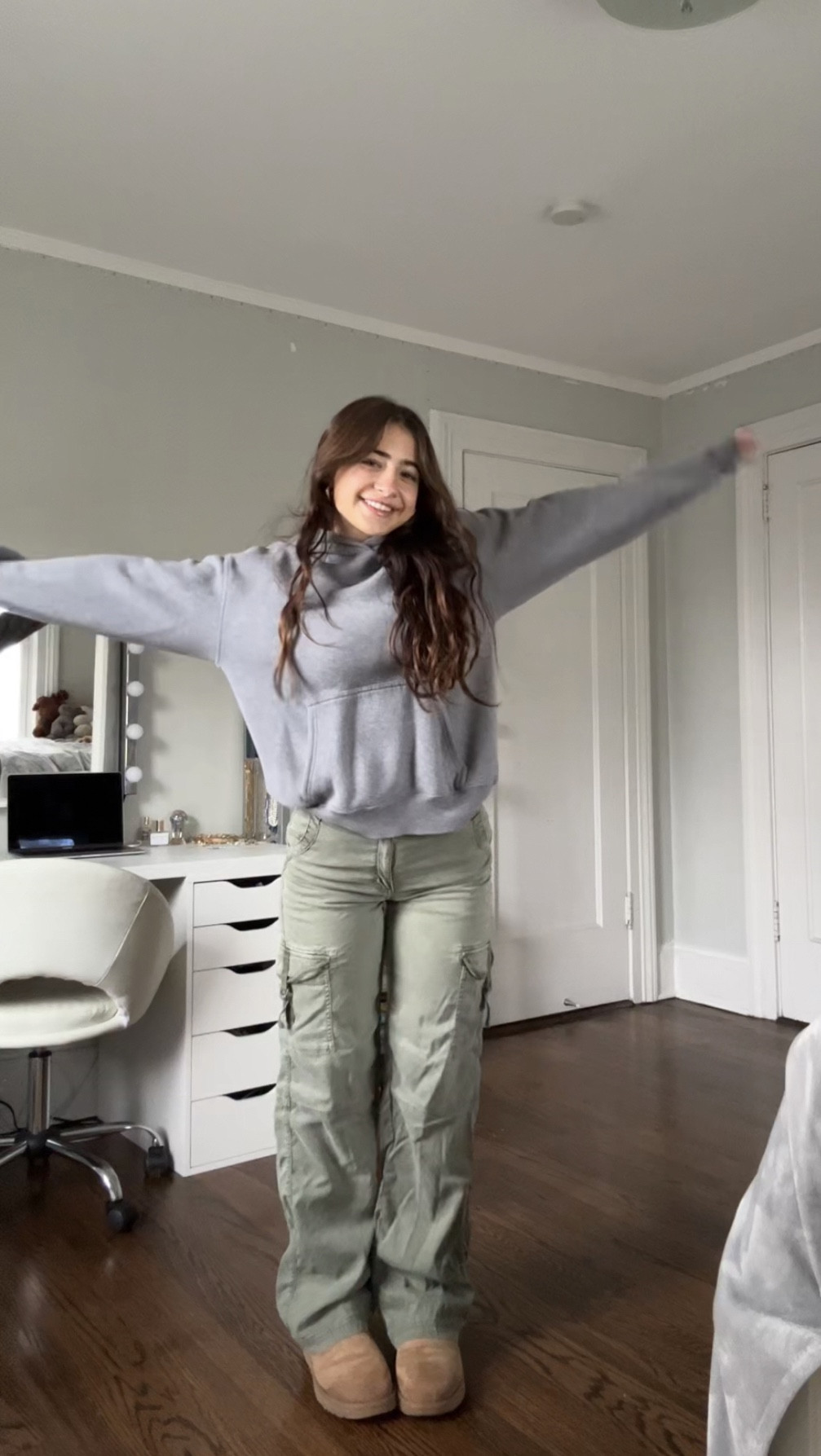 outfit from outfit inspo tiktok!
sweatshirt: small
pants: 000
shoes: 8