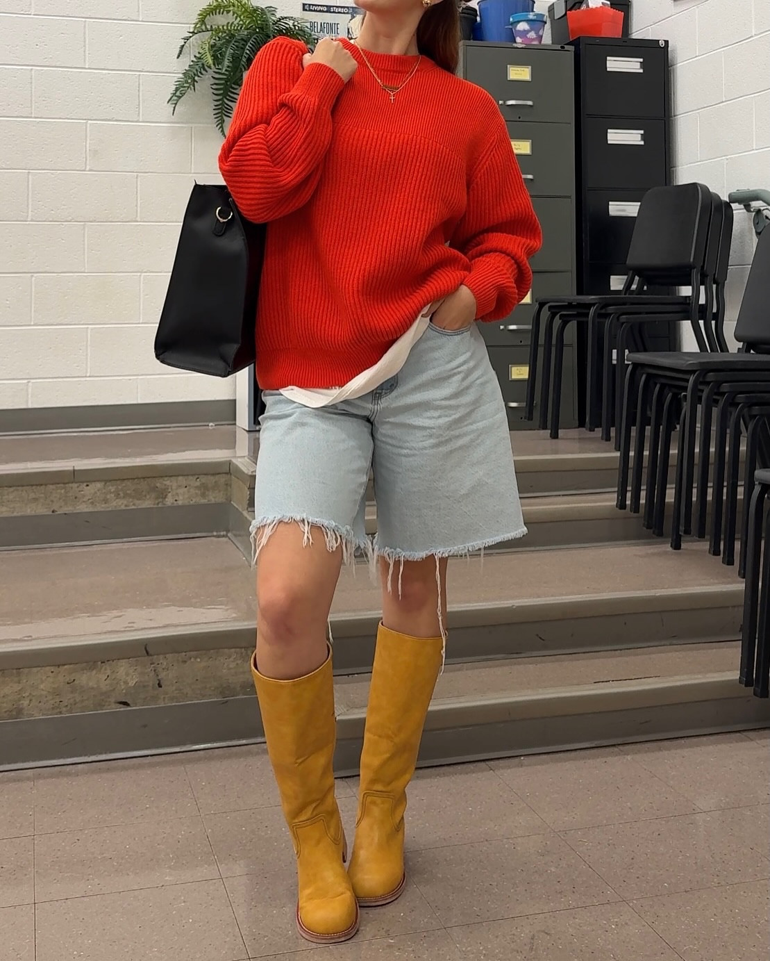 falling for fall 🍁🍂✨🫶🏼

the last pic is me when my students asked why I look like Winnie the Pooh but no worries actually ✨✨✨✨✨

#fall #teacher #falloutfit #outfitinspo #ootd
