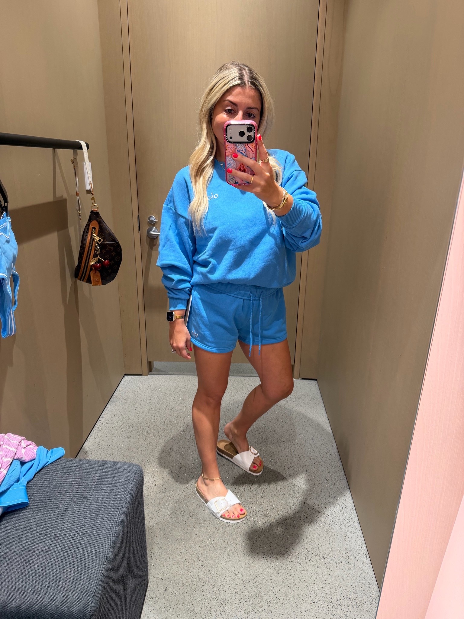 New Alo blue🦋
Size xs sweater 
Small shorts
Sandals tts