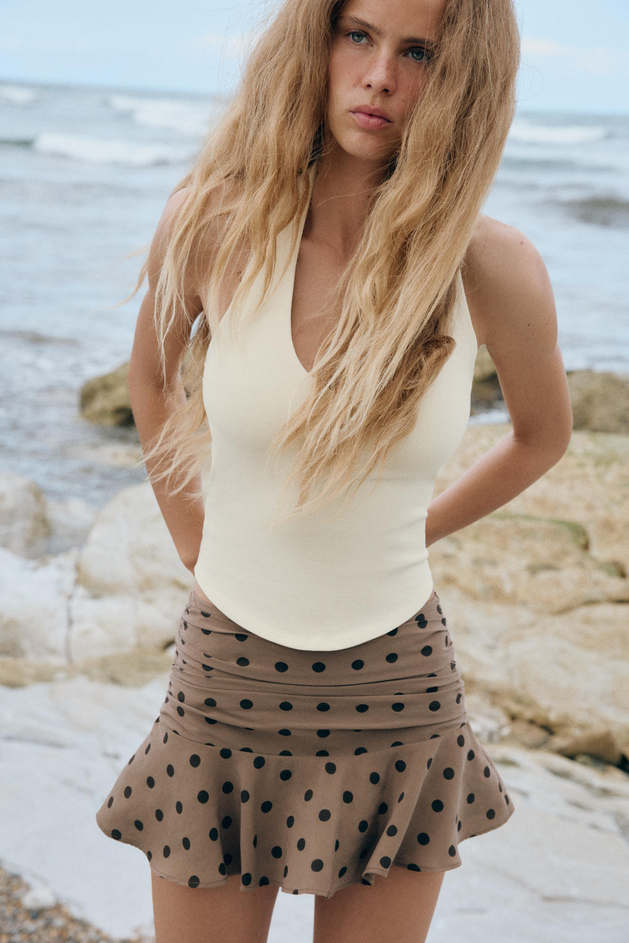 Flowy mid-rise skort. Side ruching detail. Interior shorts lining in the same fabric. Hidden side... | Zara US