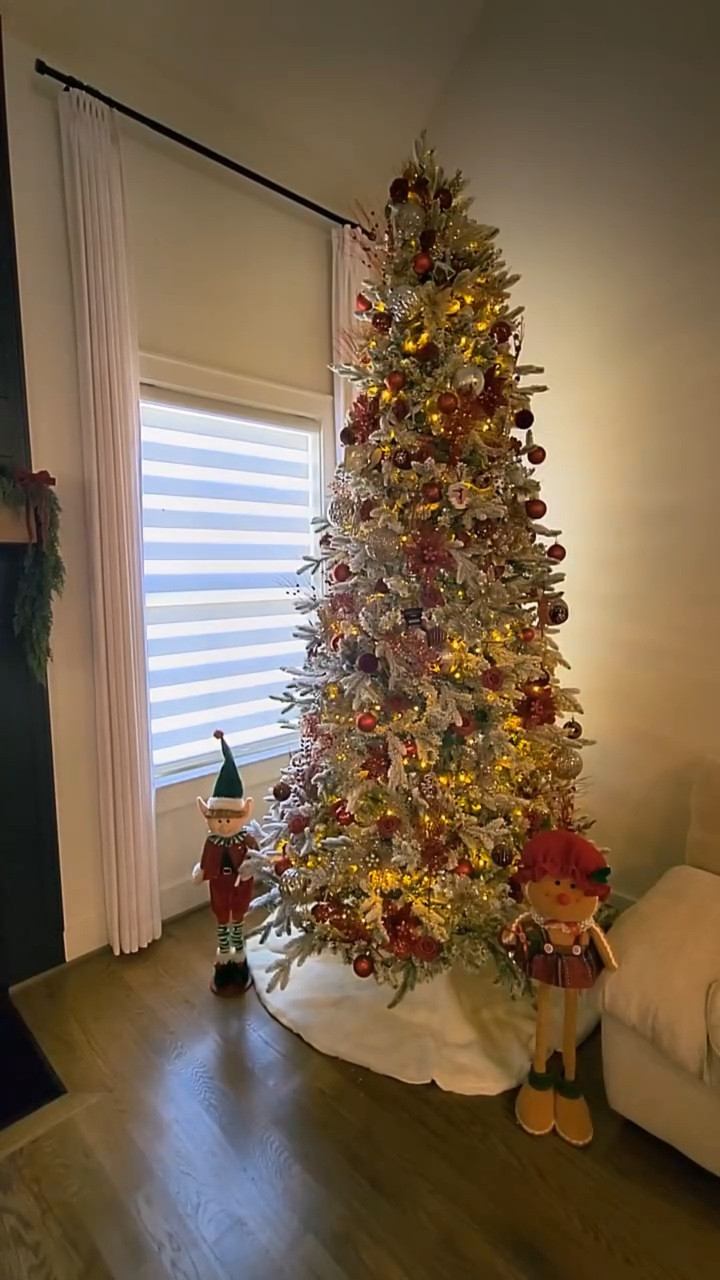 🎄Mi árbol de King of Christmas ya está listo y más mágico que nunca ✨ Cada detalle pensado para llenar mi hogar de espíritu navideño 💫

@kingofchristmas

#KingOfChristmas #ÁrbolDeNavidad #DecoraciónNavideña #NavidadEnCasa #ChristmasTree #HomeDecor #ChristmasVibes #HolidayDecor #Navidad2025#ad #gifted

#LTKHome #LTKSeasonal #LTKHoliday
