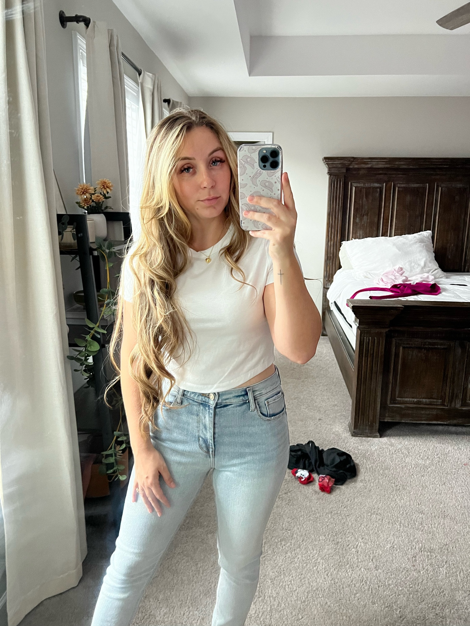 Jeans and a cropped tee 😍