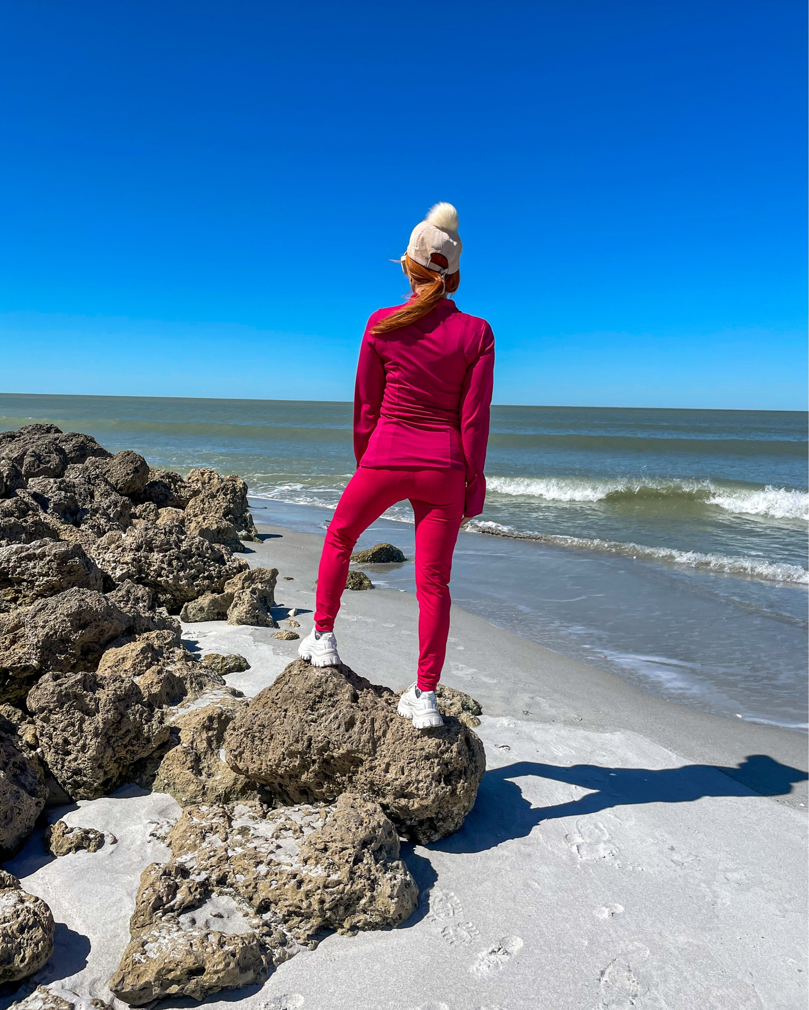 Wore this set comfy work out outfit to kayak and walk on the beach during spring time in Florida when it gets a little chilly. So the fleece lining was absolutely perfect and kept me warm.