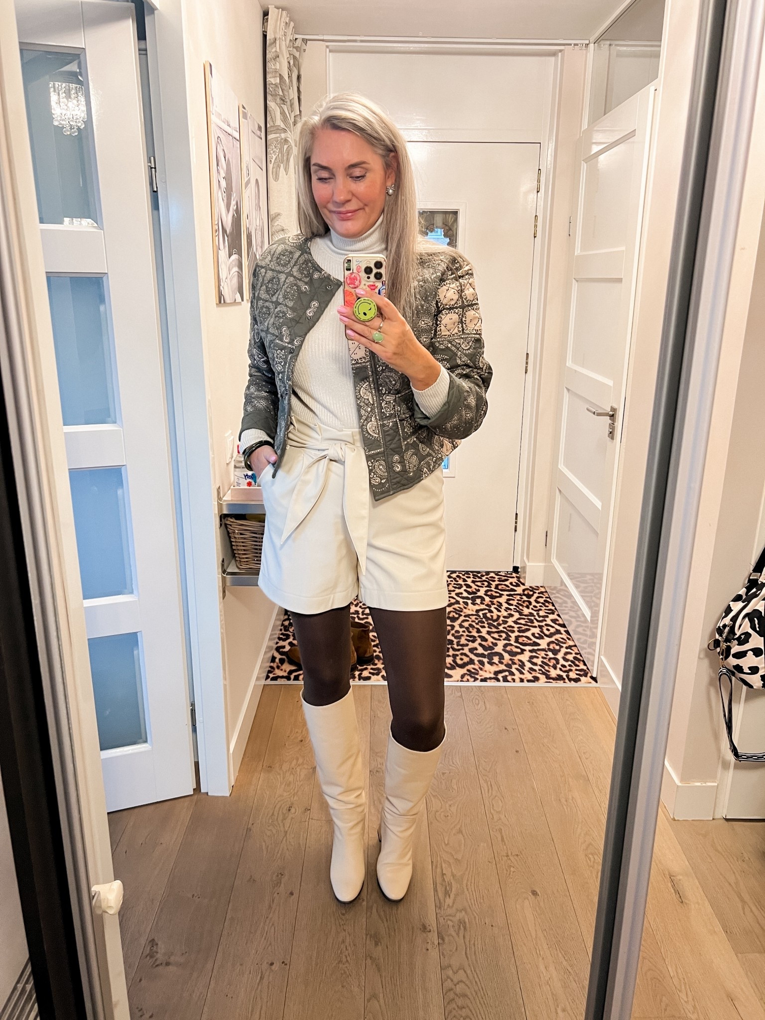 OOTD - donderdag. Beige coltruitje, paisley print gewatteerd jasje (L), crème leren short (Shoeby, L), bruine panty (Snag Tights) en hoge beige laarzen (Manfield). 



#LTKnederlands #LTKeurope #LTKwinter