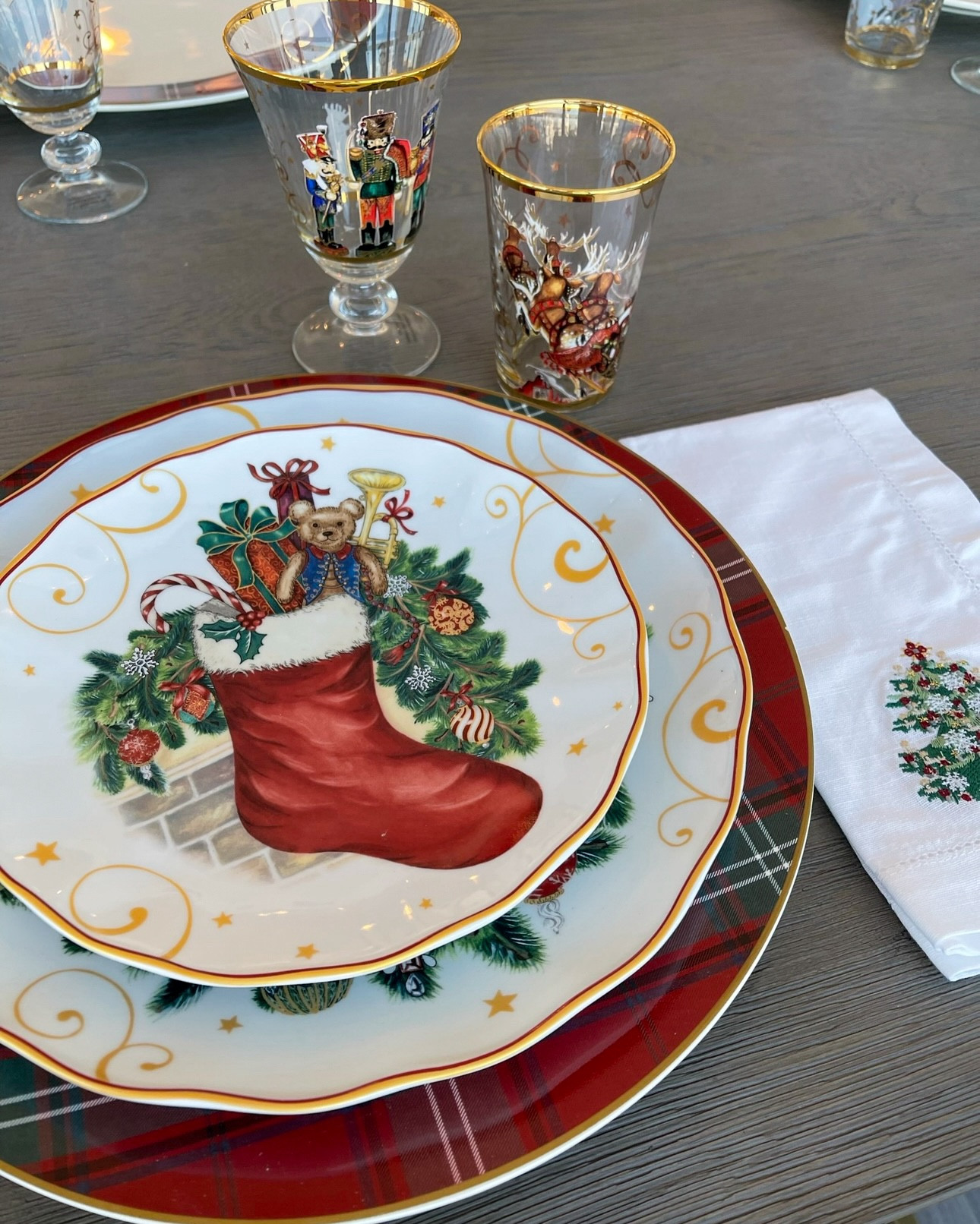 ✨ ‘Twas the Night Before Christmas’ but make it magical! 🎄✨ Sharing my favorite holiday table settings from @WilliamsSonoma’s iconic collection. From festive plates to cozy details, it’s all about creating that warm, inviting holiday vibe. 🕯️❤️ #HolidayTablescape #ChristmasDecor #LTKHome #WilliamsSonoma 

#LTKHoliday