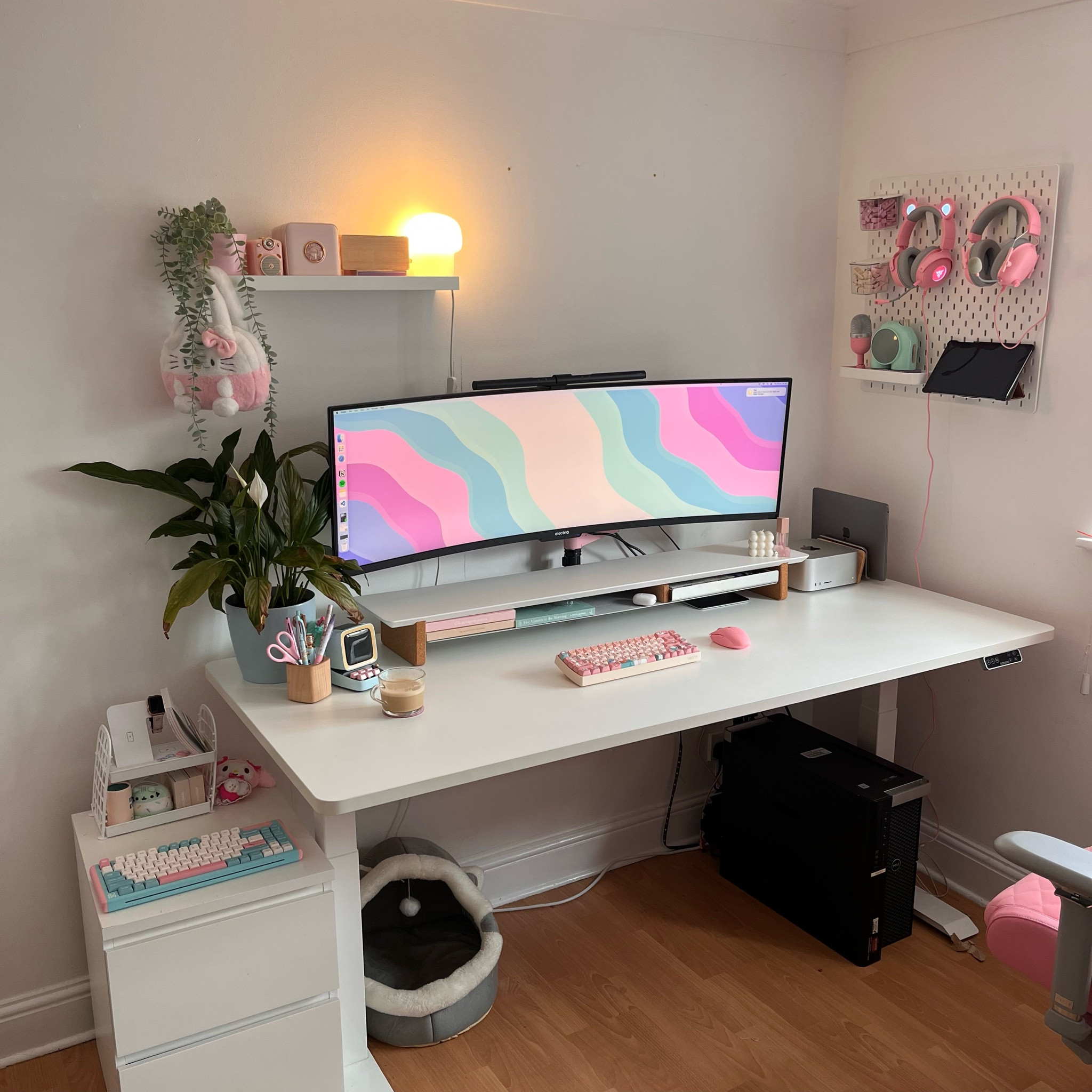 desk set up inspo 👏🏻 ergonomic + clean workspace 