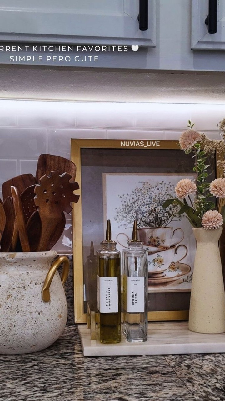 Kitchen essentials que hacen que tu cocina se vea mucho más cozy y elegante al instante,  Estos cucharones de madera se han convertido en una de mis piezas favoritas, también se ven hermosas como parte de la decoración de la cocina. 

Comenta cocina para recibir el enlce🔗✨ 

#kitchenessentials #kitchendecor #HomeLifestyle
#amazonhomefinds #amazonfinds