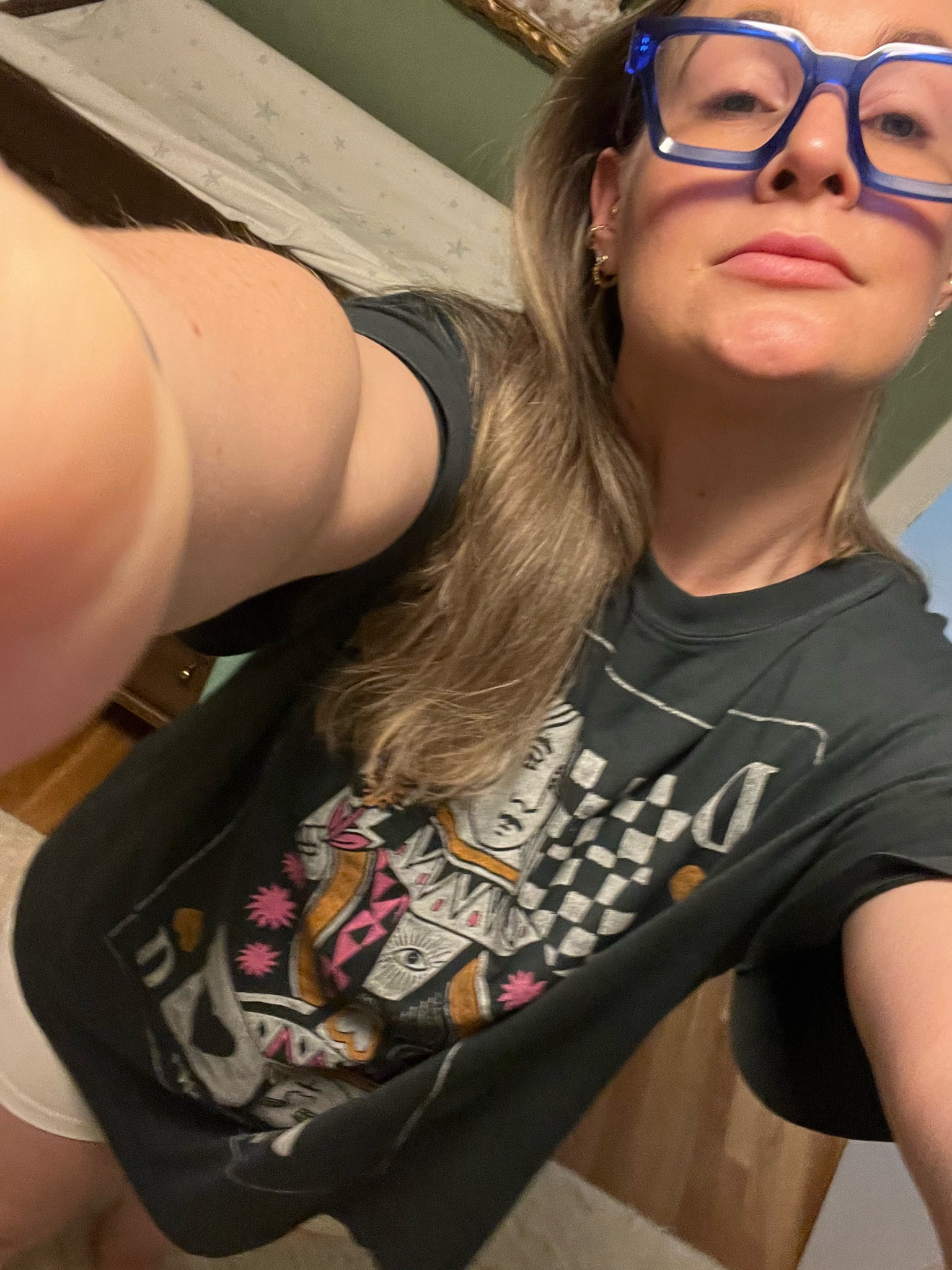 Causal mom outfit- oversized graphic tee 

#LTKStyleTip #LTKFindsUnder100 #LTKMidsize