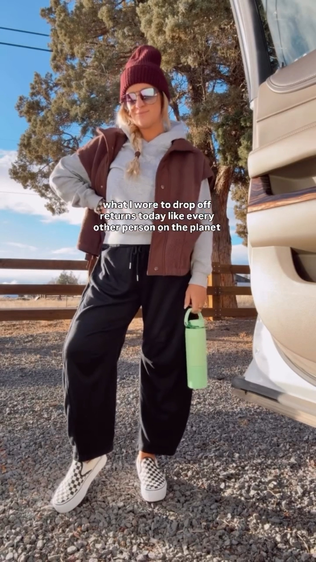Happy day-after-Christmas, everyone! 😆 I hope your caffeine is caffeinated 😘

These barrel sweatpants are on my TikTok showcase, so you can find them there or just shoot me a DM for the link 😘😘