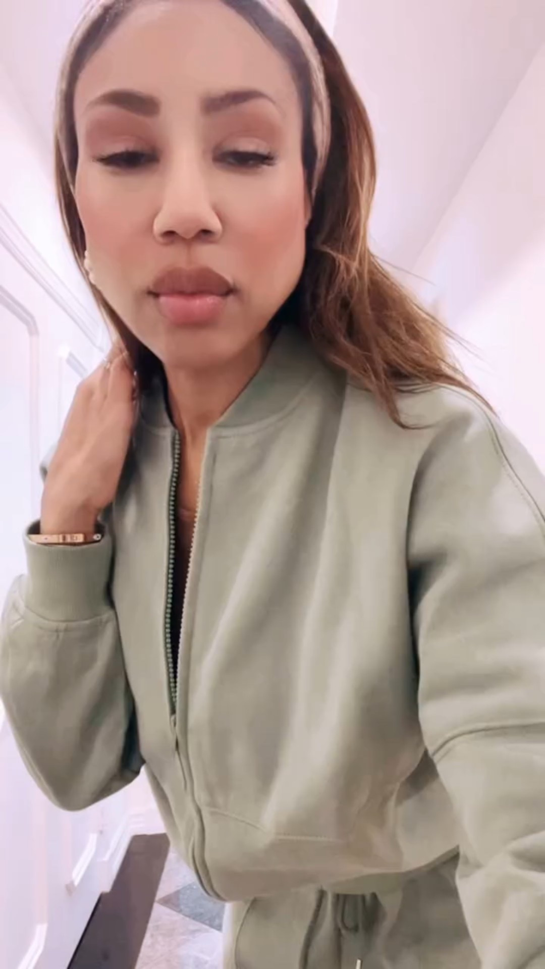 Okay but can we talk about what we’re actually wearing in this cold weather? Because I’m not freezing for fashion anymore 😂
I’ve been living in thick, cozy athleisure that looks luxe but is totally budget-friendly. Warm, flattering, easy… and still cute enough to run errands or grab coffee.
These are honestly some of the warmest (and hottest) casual looks I’ve found lately.
Follow me for more off-duty outfits like this—this is what I love wearing on my days off from the office 🤍✨#fashion #ootd #winterishere