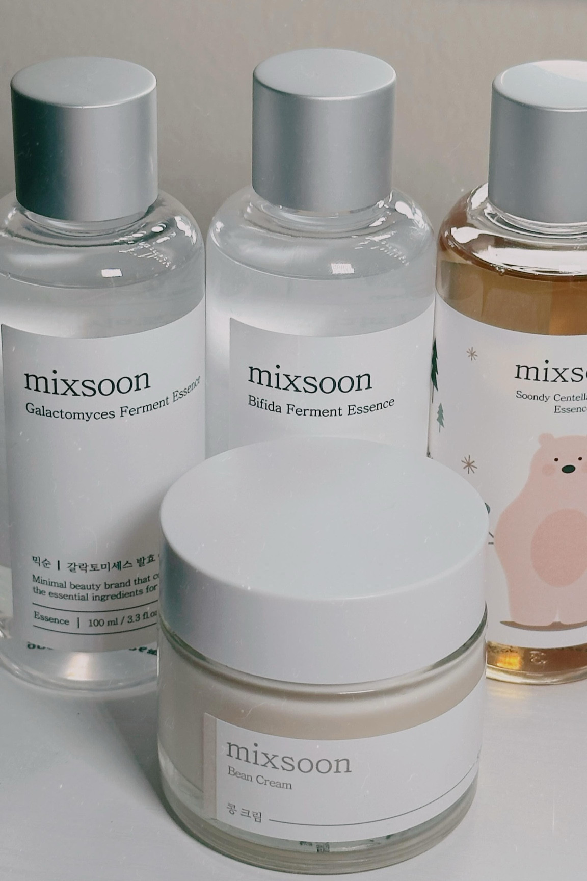 Descubriendo el secreto de una piel radiante en la clase de cuidado de la piel de Mixsoon. ✨🌱 

Esta marca coreana, famosa en su tierra natal, me conquistó con su enfoque vegano y minimalista. 

Solo dos ingredientes para dar a mi piel el resplandor e hidratación que necesita, ¡sin olor molesto! 💧🍃 

By @mixsoon_official 

#MixsoonMagic
 #skincareroutine #mixsoon #newyorkcity