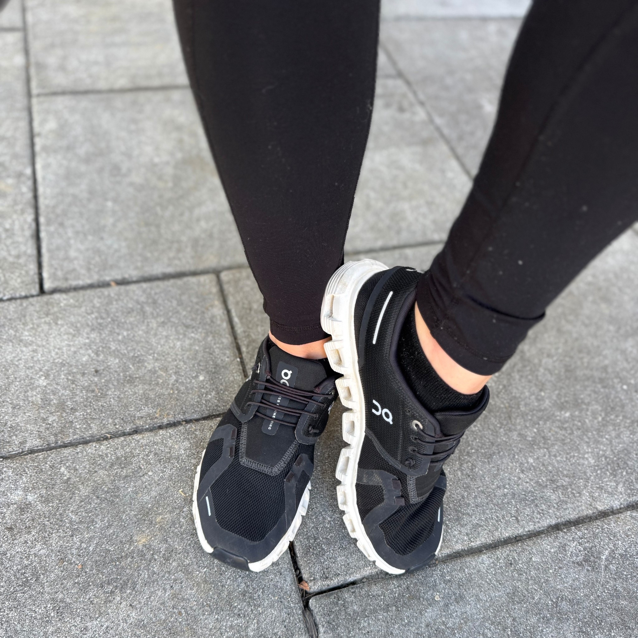 On cloud tennis shoe 