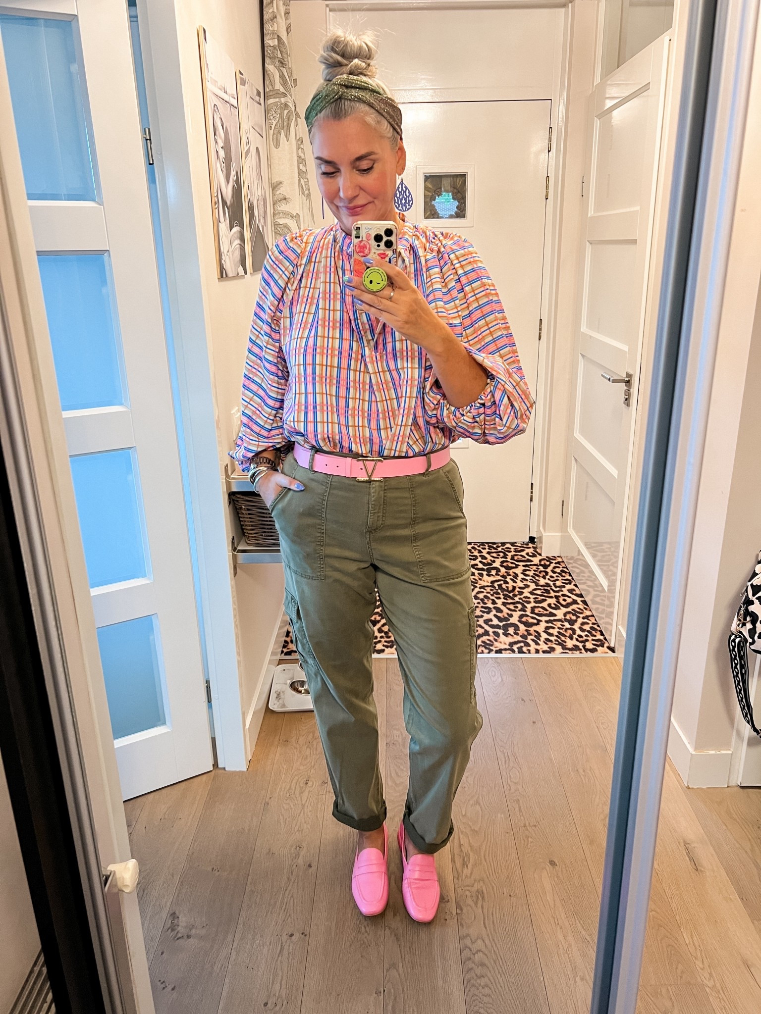OOTD - Thursday. A bright, plaid blouse (Mei Li, Knokke), LTS cargo pants (sized down to a 40), punk leather belt and pink loafers. 



#LTKstyletip #LTKnederlands #LTKeurope