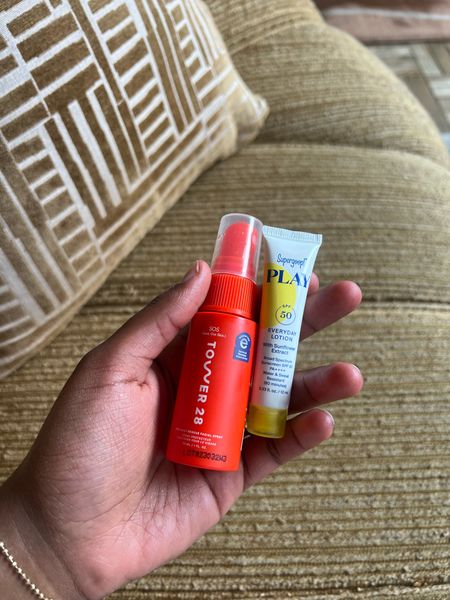 My post-flight essentials!!!! I apply both of these immediately after landing to clear my skin from bacteria on the plane + protect my skin from the sun leaving the airport ☀️🧳