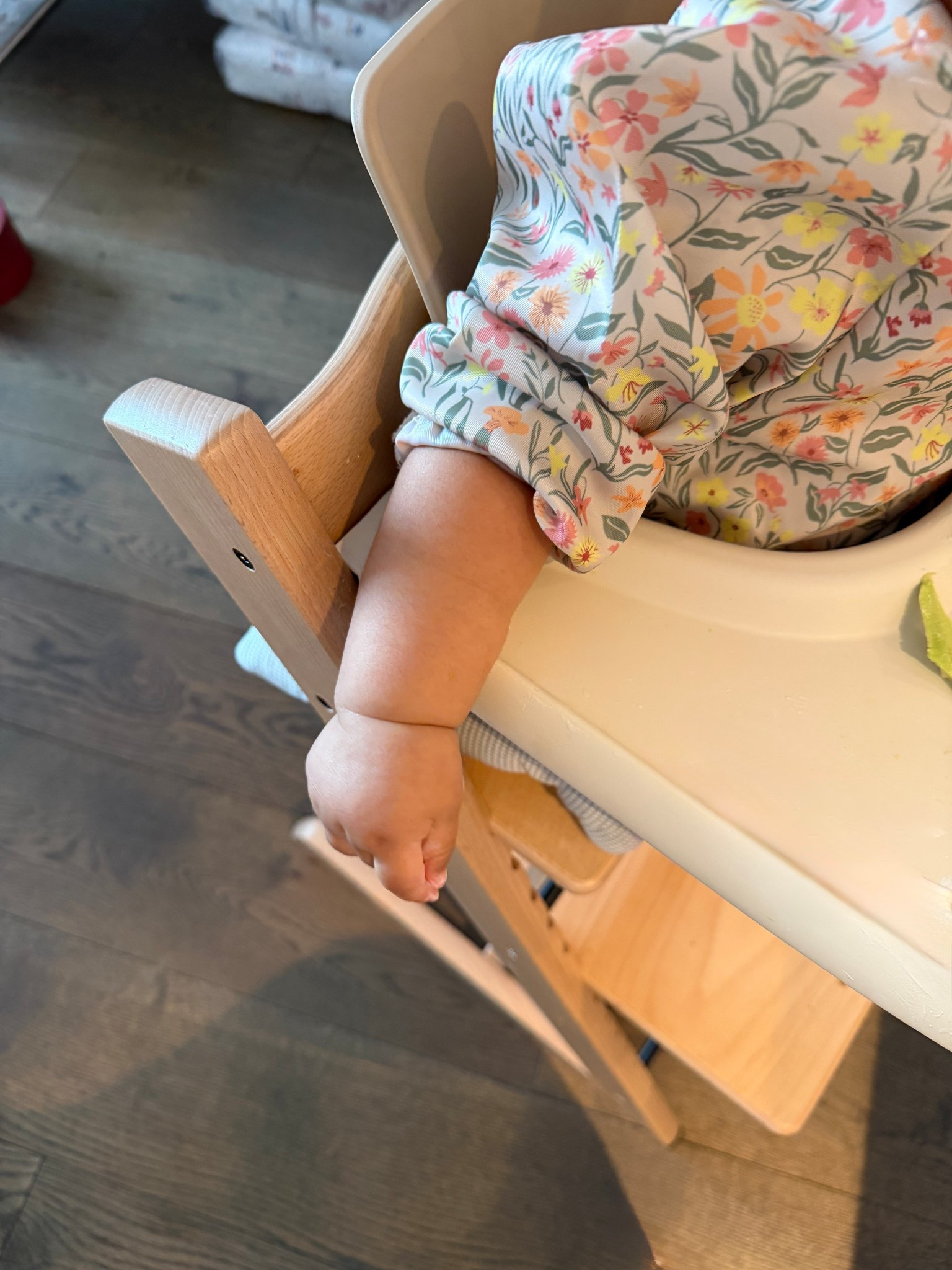Lunchtime! Linking our high chair and all the things we use around mealtime! We’re doing BLW. 
The high chair color combo we picked is “natural” for the base and seat/harness, “vanilla white” for the tray and “Nordic grey" for the seat cushion. 