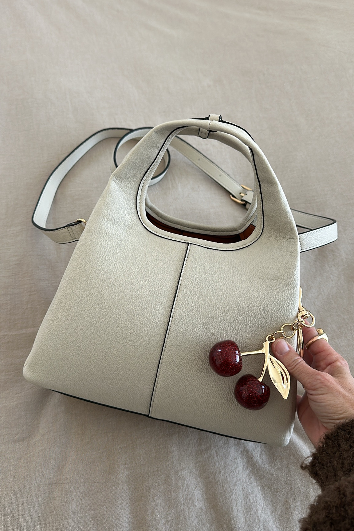Amazon handbag with cherry charm


#LTKFindsUnder50 #LTKItBag #LTKSaleAlert