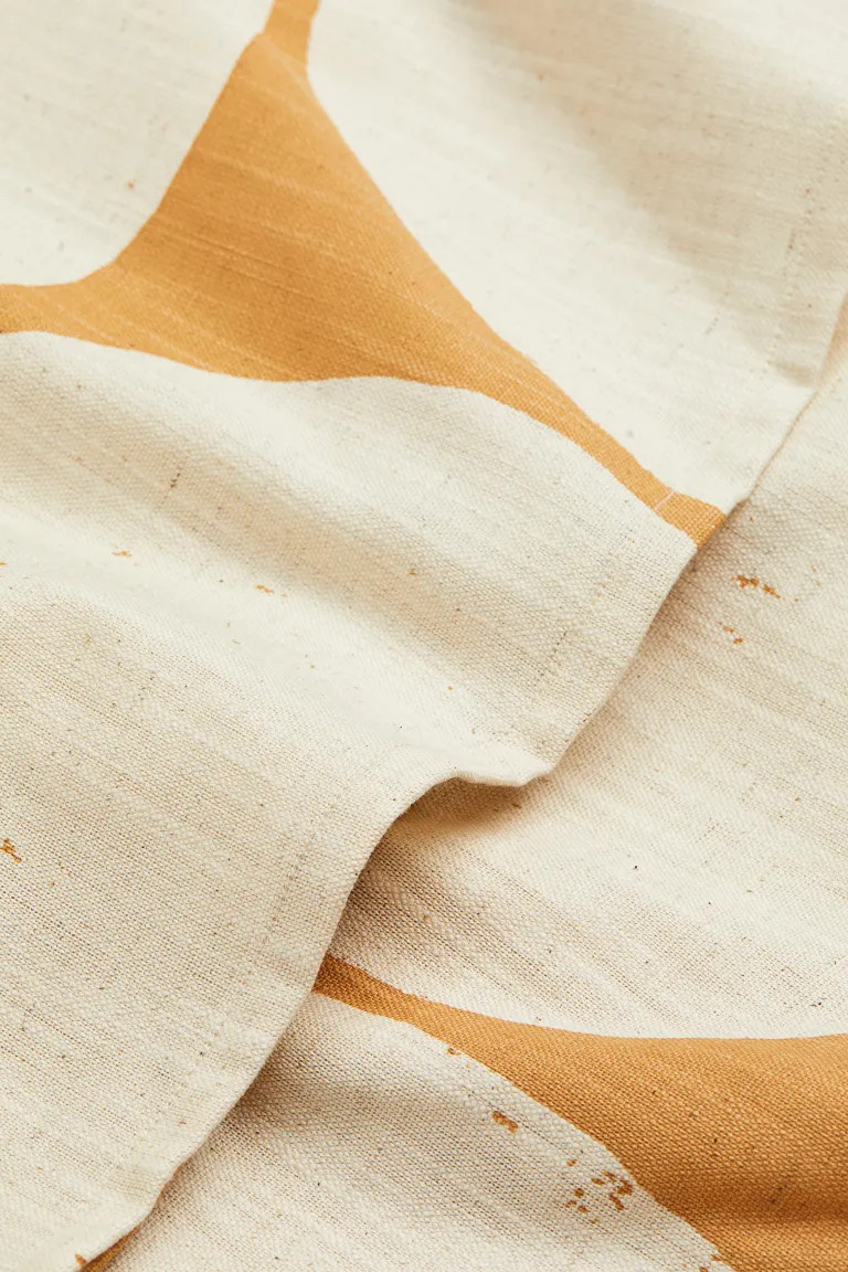 Patterned tablecloth | H&M (UK, MY, IN, SG, PH, TW, HK)