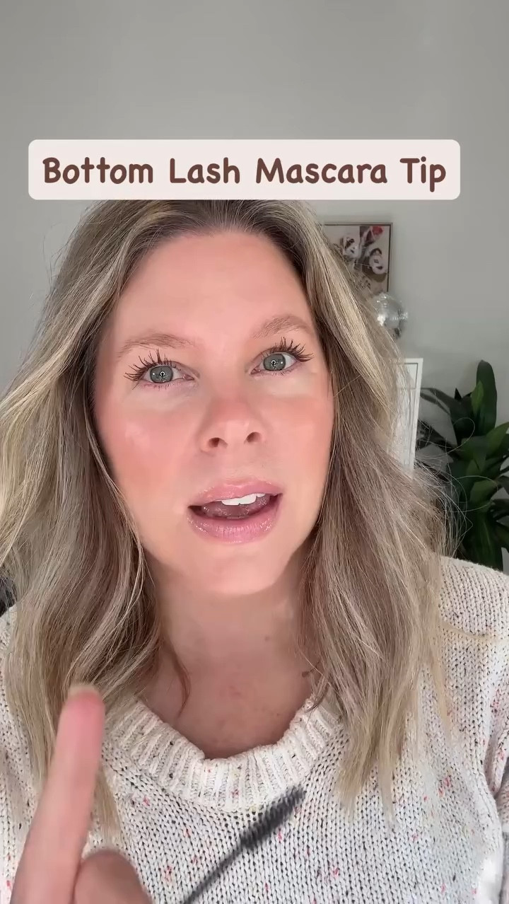 Here’s a tip if you have a hard time applying bottom lash mascara! This will give you more control and a lot less mess! Now, I also always recommend tubing or waterproof mascara to help prevent any bleeding or smudging throughout the day! 

Let me know if you have any questions and follow for more easy and everyday makeup! 

Using @mcobeauty tubing mascara 

#makeuptutorial #makeuptipsforbeginners #makeupformatureskin #easymakeuptutorial