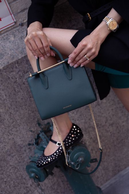 🖤🦚
Bag @strathberry
Ballet flats @mgemi code SUZANNE60 for $60 off any full-priced purchase over $150. #strathberry #mgemi #blackandgreen #outfitinspo #ootdstyle #greenbag 



#LTKShoeCrush #LTKItBag #LTKStyleTip