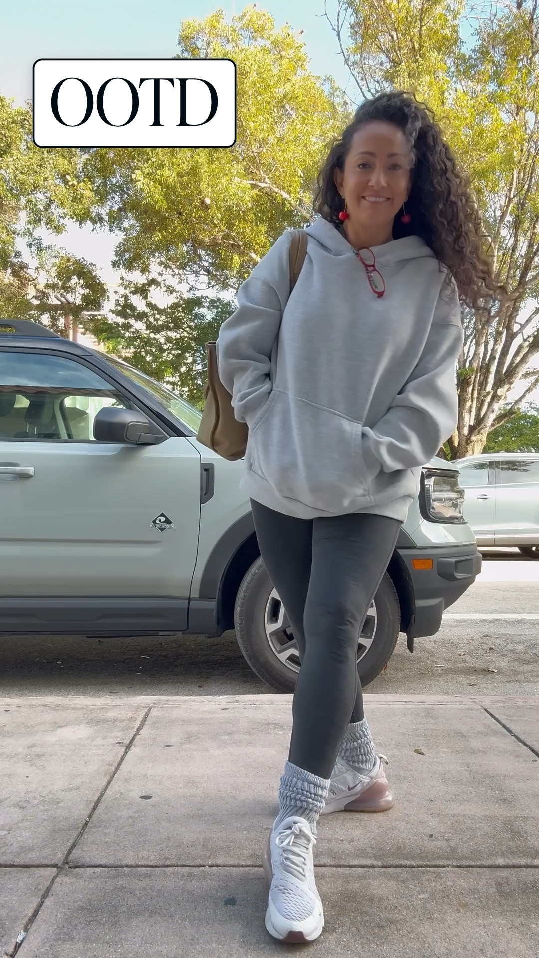 Alguien más AMA los hoodies oversize ? Este hoodie lo tengo en 2 colores y me los pongo todas las semanas en el otoño y el invierno en Miami! 

#LTKootd #LTKmomlife #LTKOver40