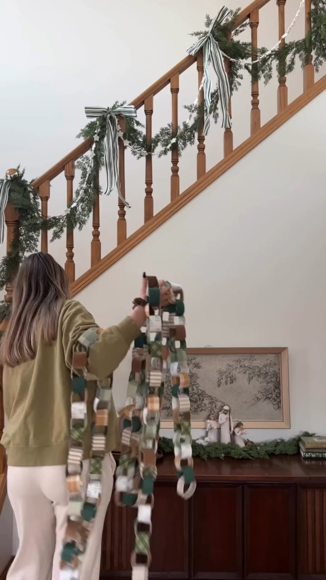 here’s how I made my fabric paper chains! this was definitely a labour of love and a big time investment, but I really didn’t wanted to spend all that time making something that would just get crushed when stored away. I’m hoping these garlands will last me for lots of years to come! 

I have everything I used for this project in my LTK in case you want to make one yourself! link in bio 🤍

#paperchains  #craftmas