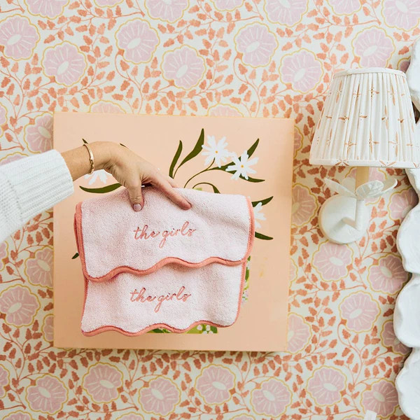 Monogrammed Scallop Luxury Washcloths | Weezie | Weezie Towels