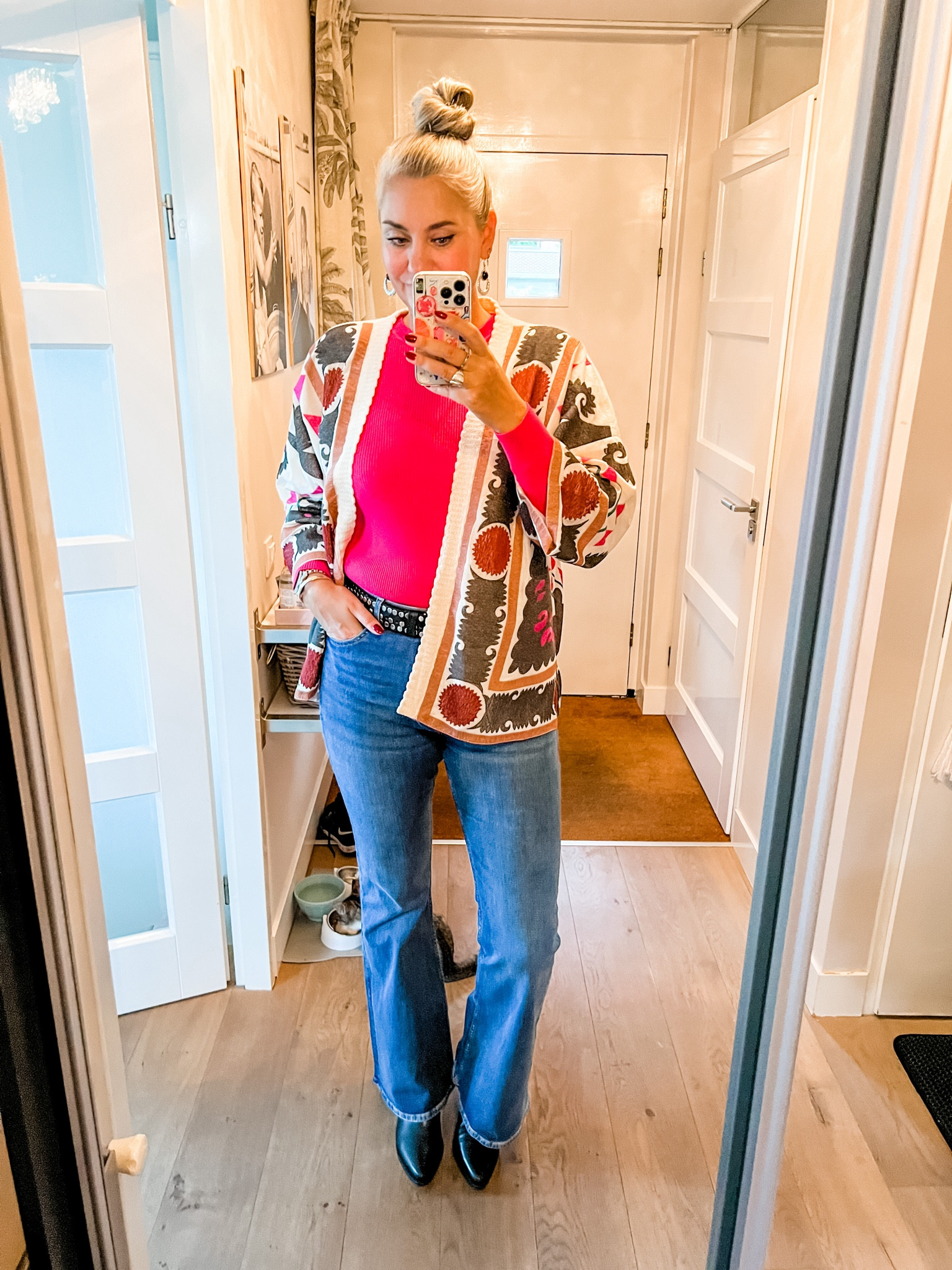 Ootd - Thursday. Hot pink rib sweater (Hema), kimono style jacket (Parfois), tall flared jeans (Bershka), studded belt (Morocco), western boots (Sacha). 



#LTKstyletip #LTKautumn #LTKeurope